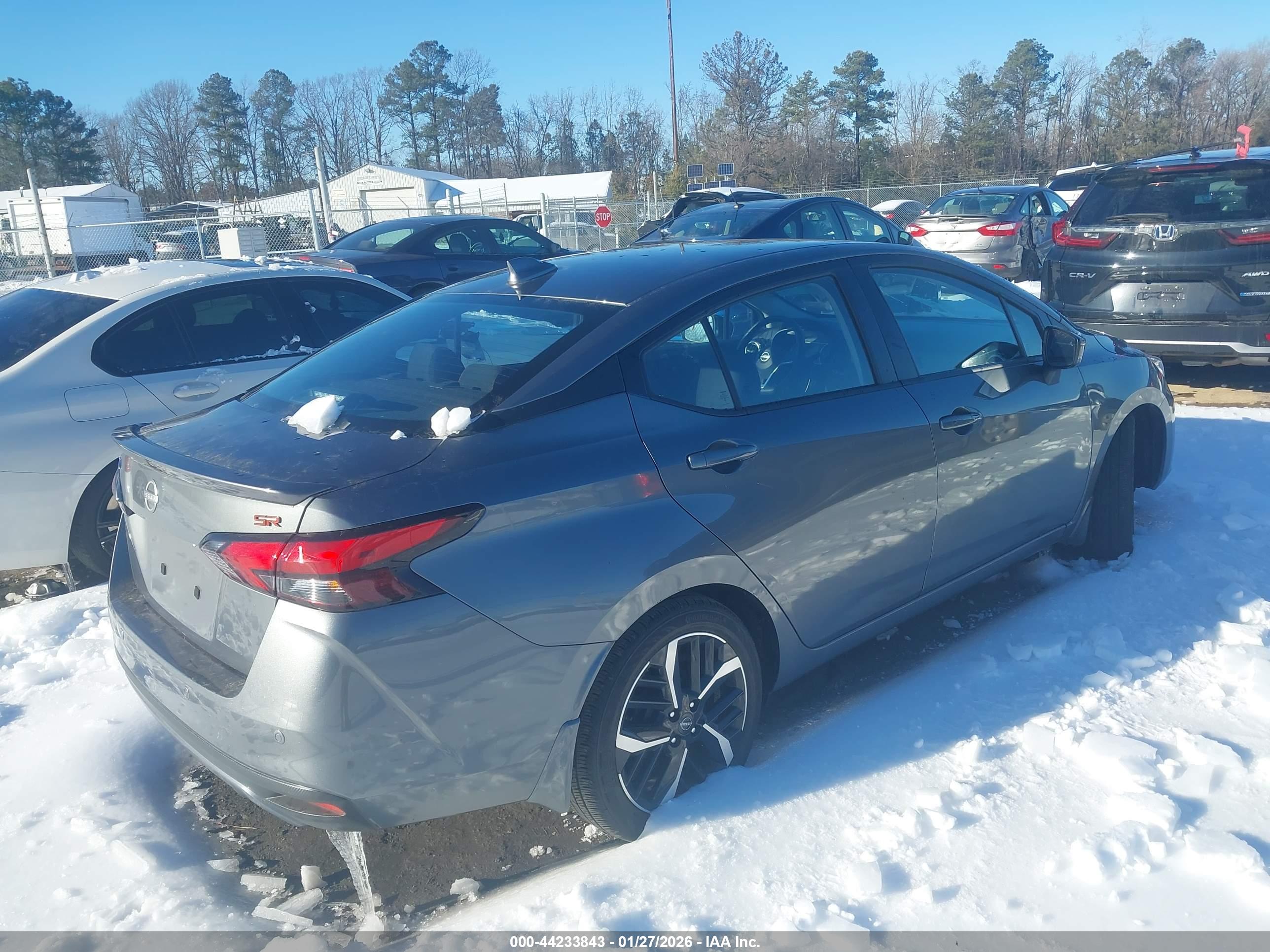 NISSAN VERSA image 4
