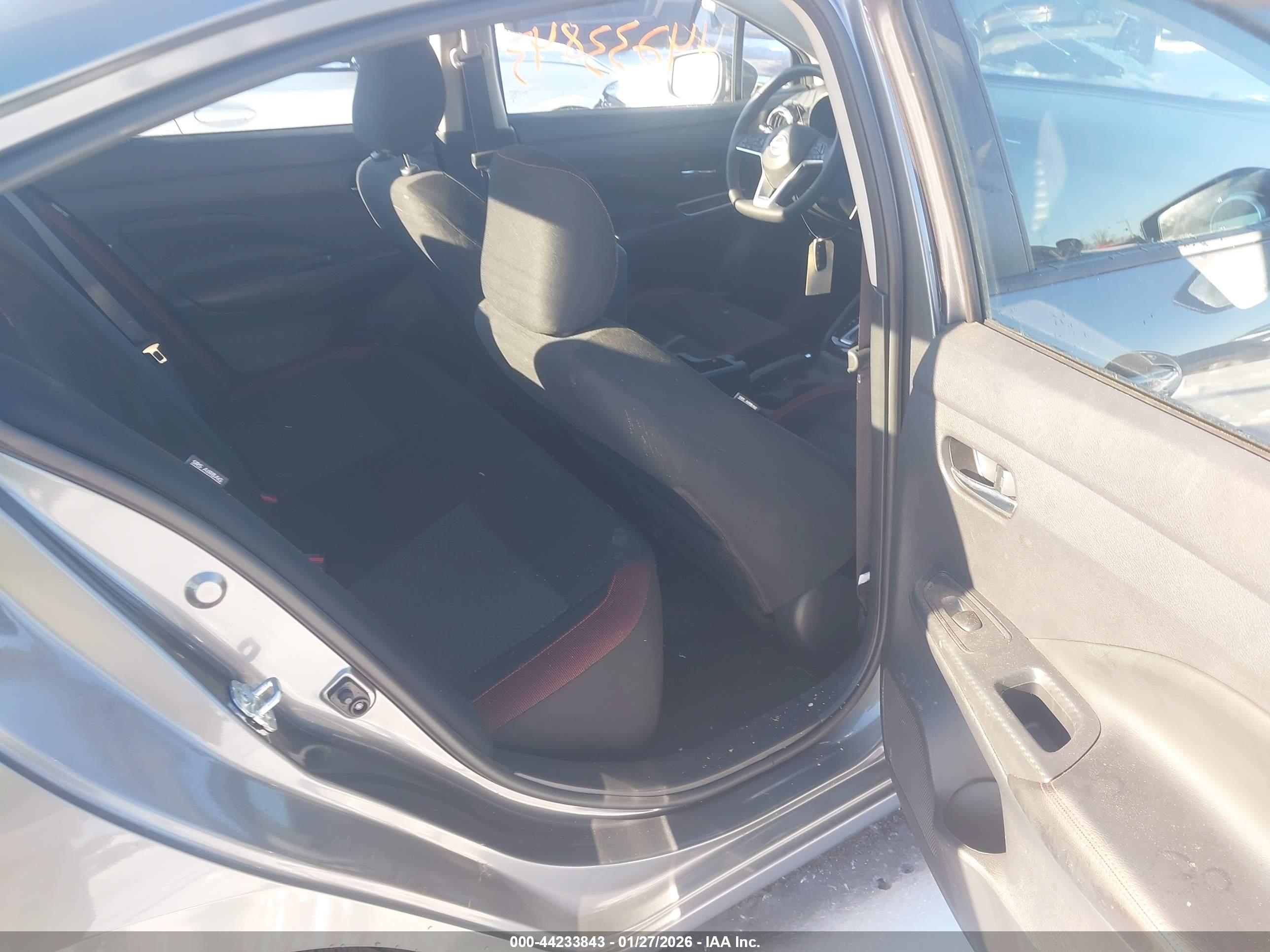 NISSAN VERSA image 8