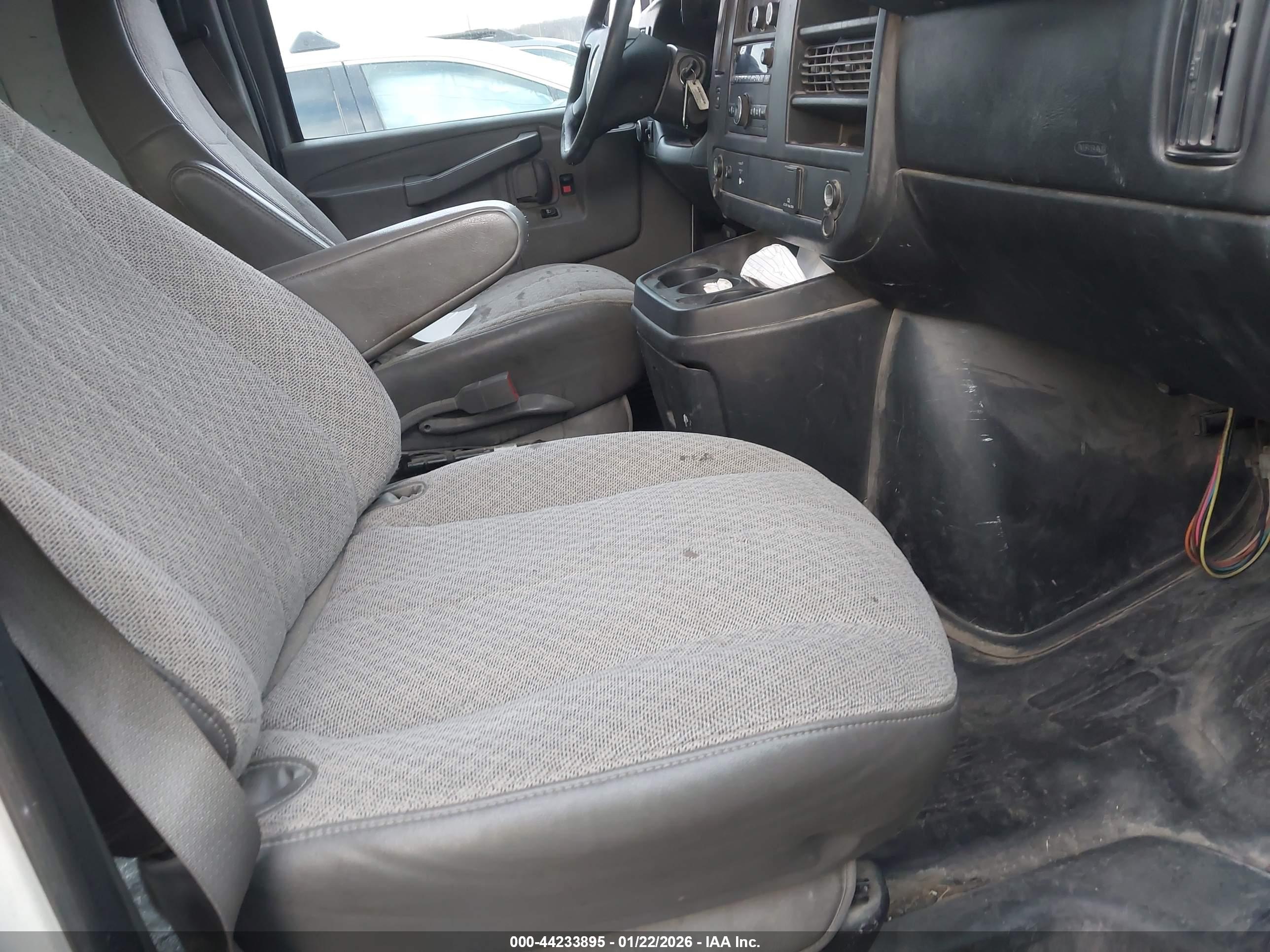CHEVROLET EXPRESS image 8