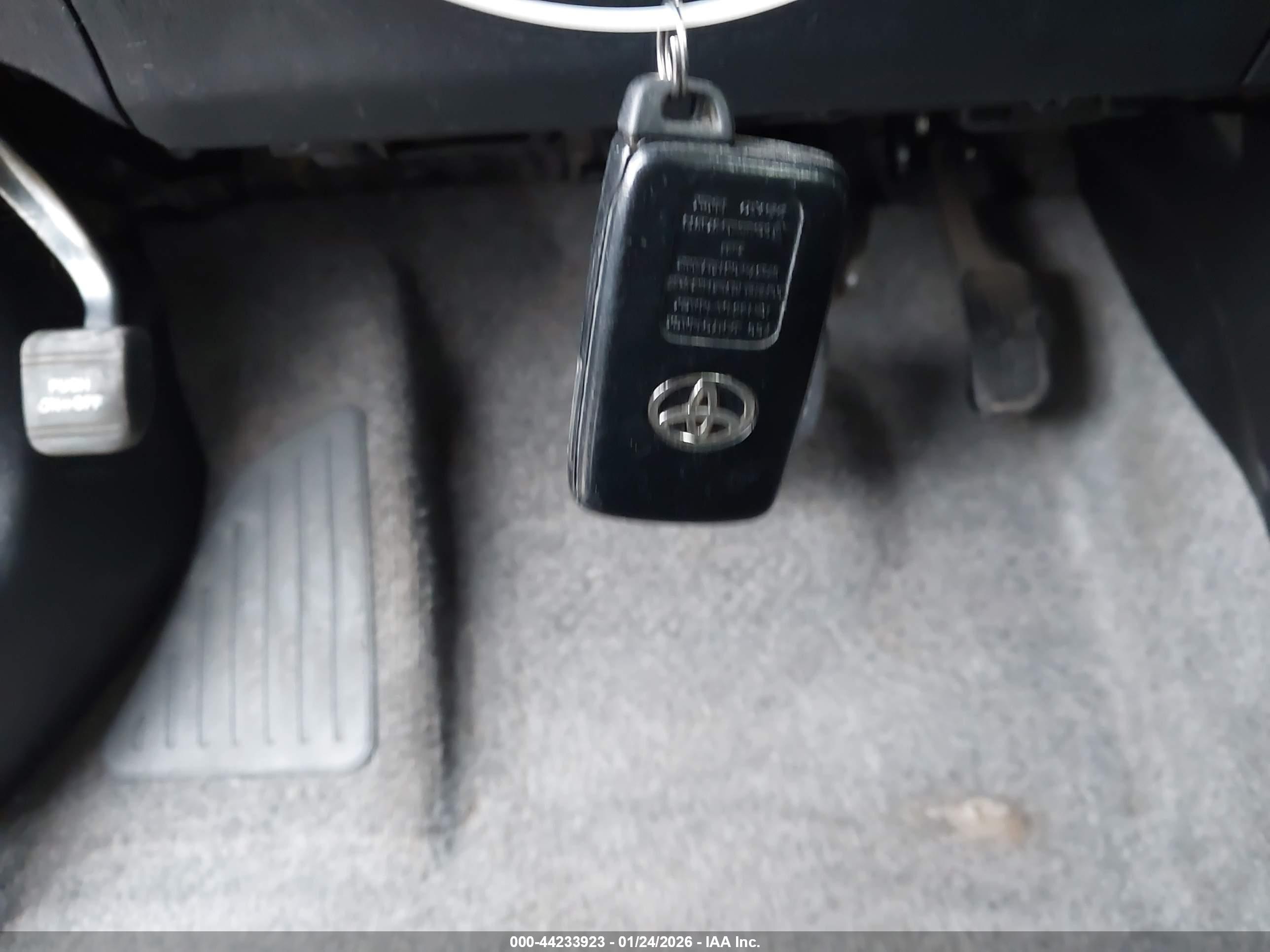 TOYOTA PRIUS image 11