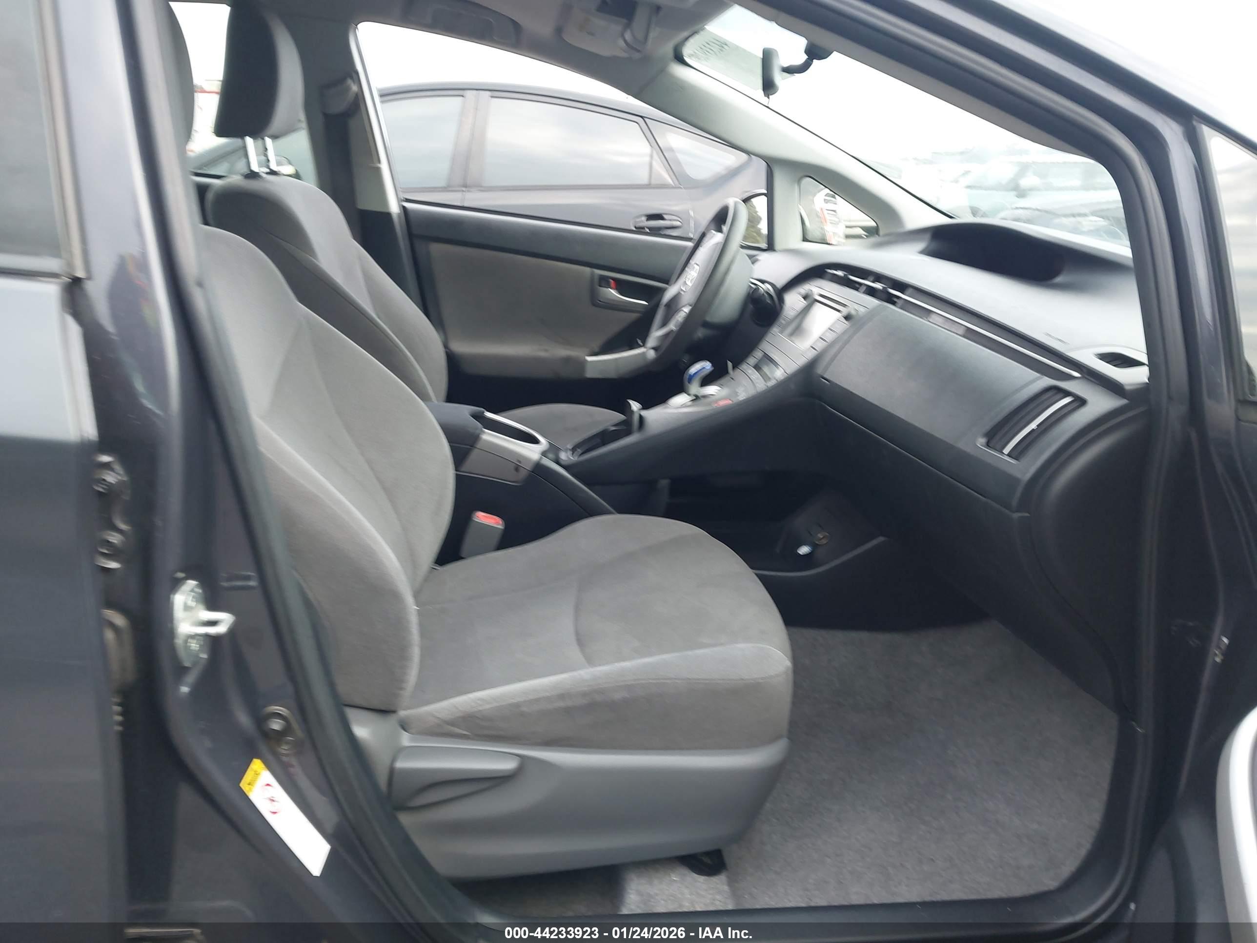 TOYOTA PRIUS image 5