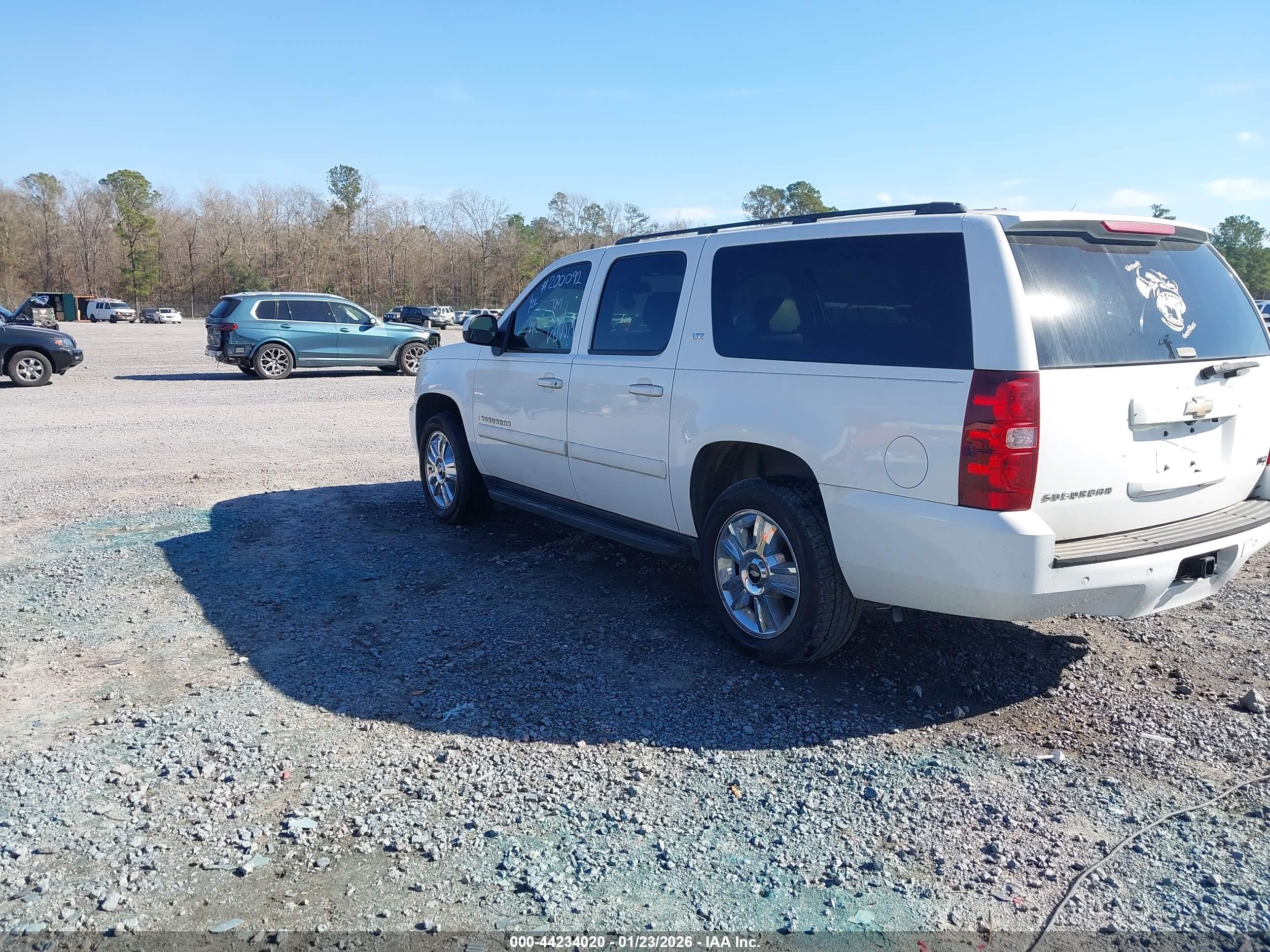 CHEVROLET SUBURBAN image 3