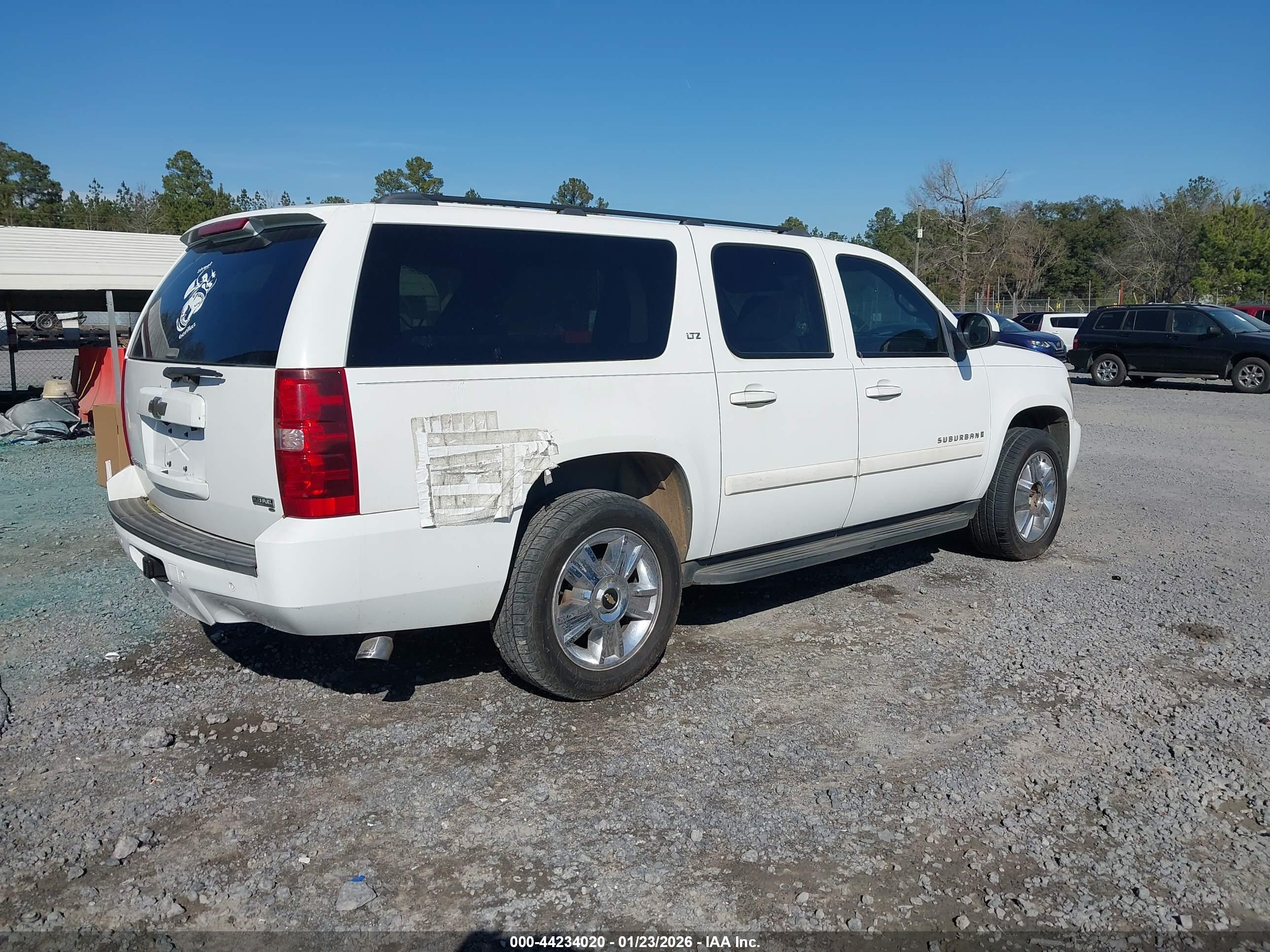 CHEVROLET SUBURBAN image 4