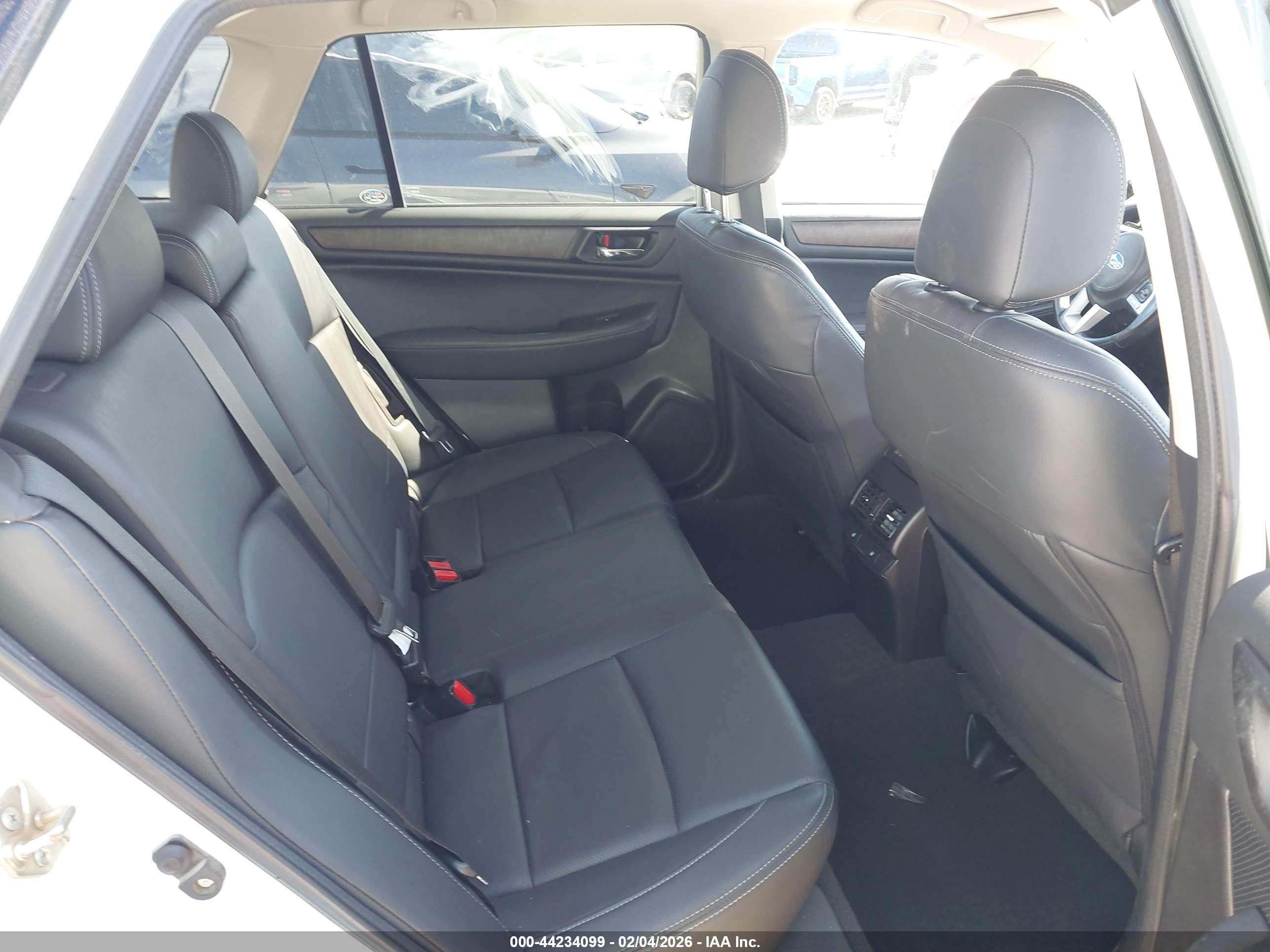 SUBARU OUTBACK image 8