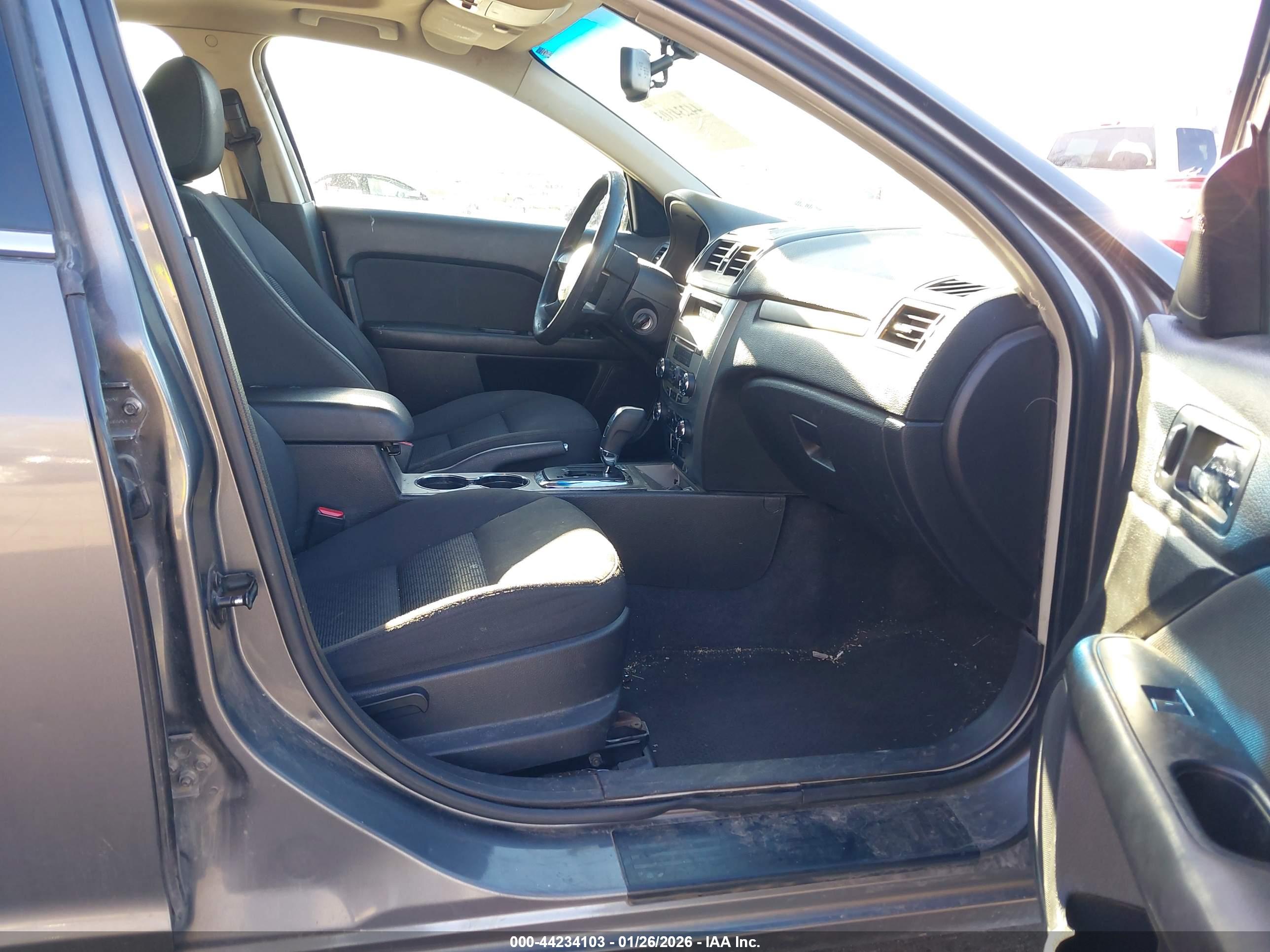 FORD FUSION image 5