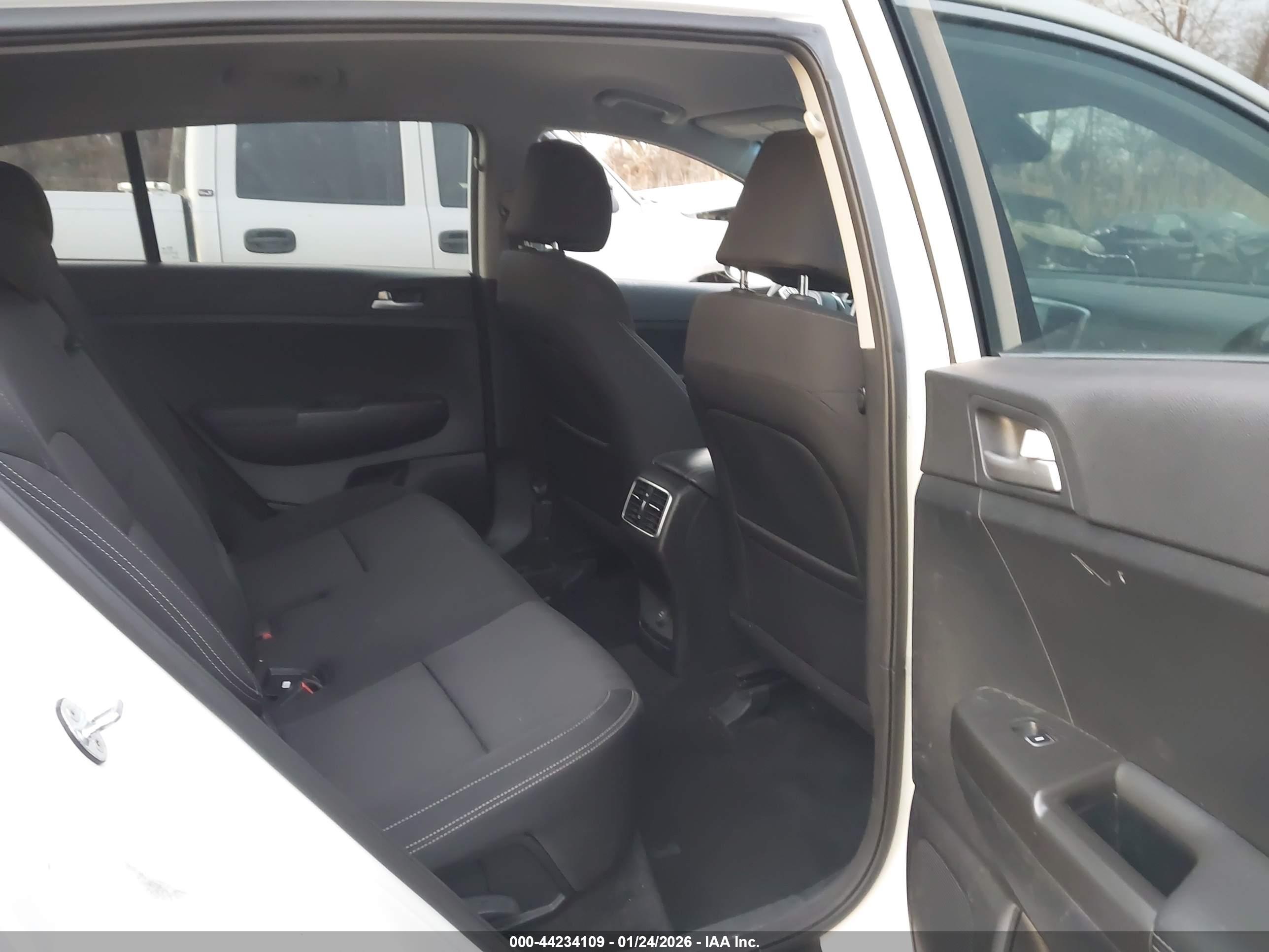 KIA SPORTAGE image 8