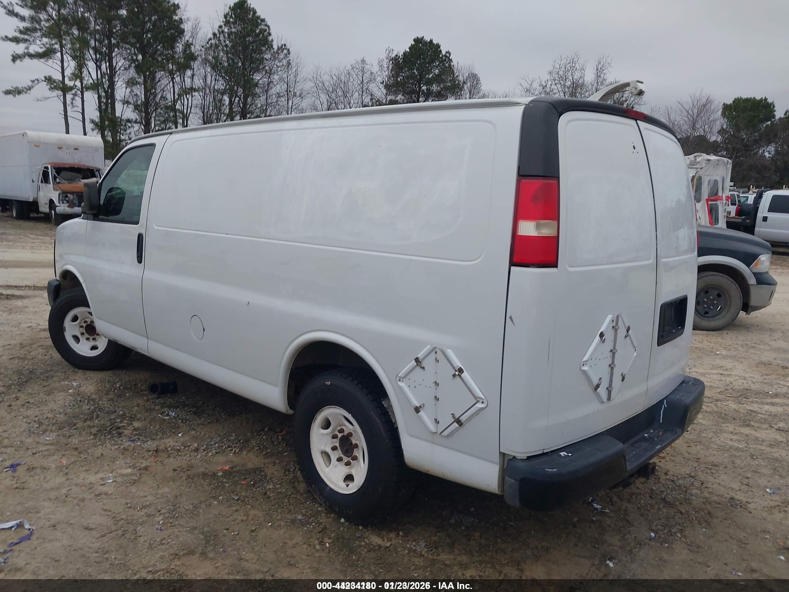 CHEVROLET EXPRESS image 3