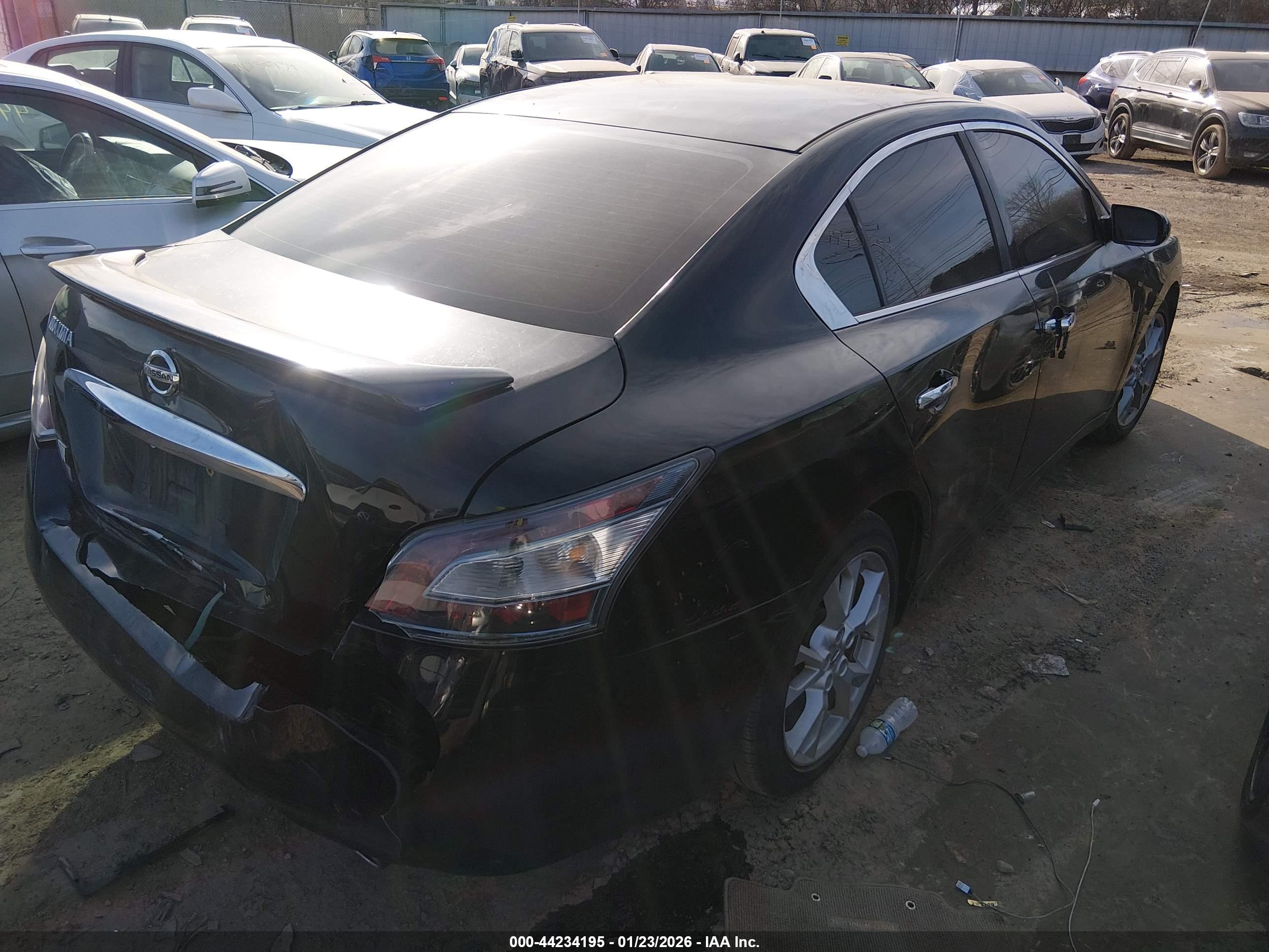 NISSAN MAXIMA image 4