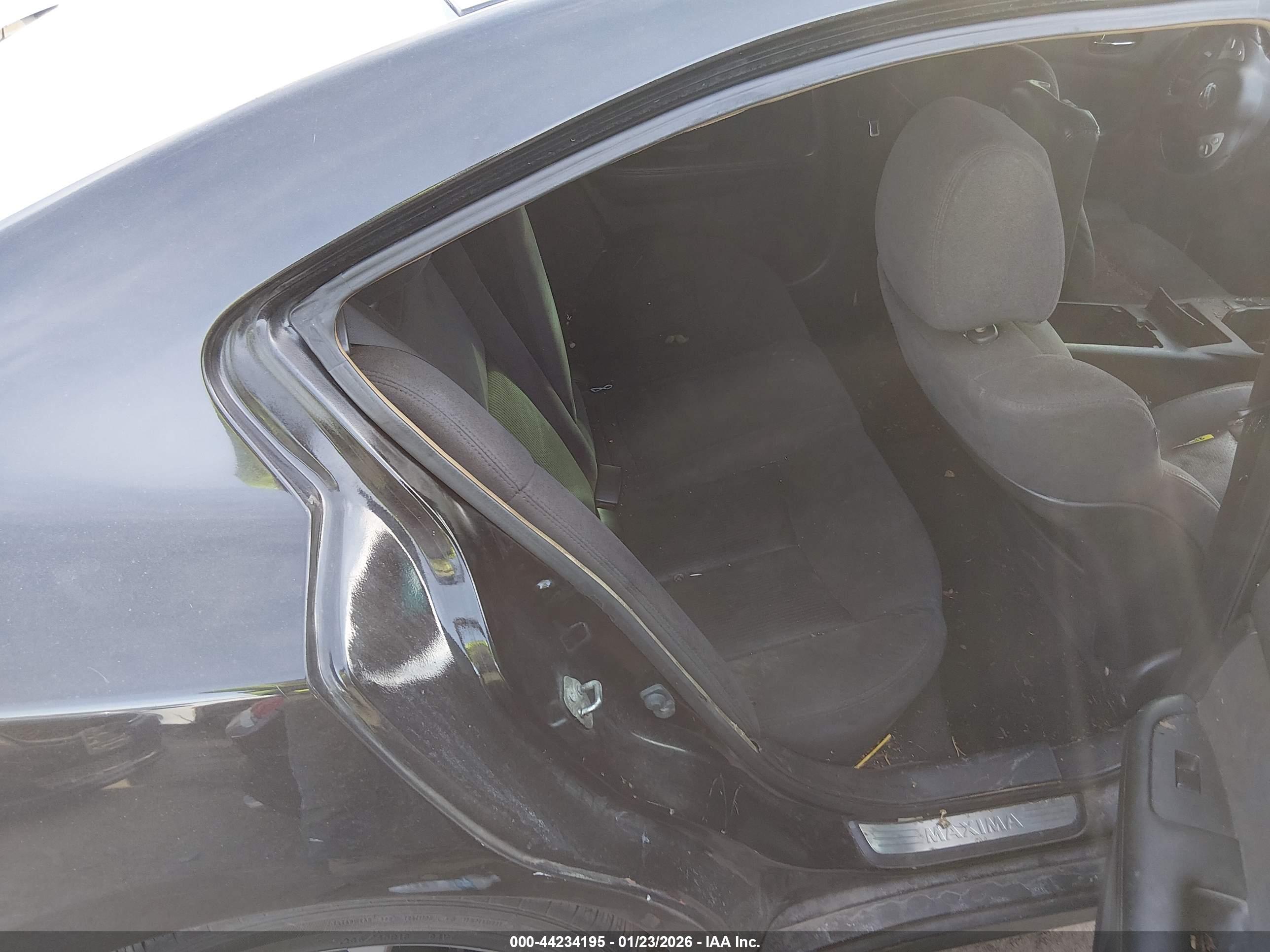 NISSAN MAXIMA image 8