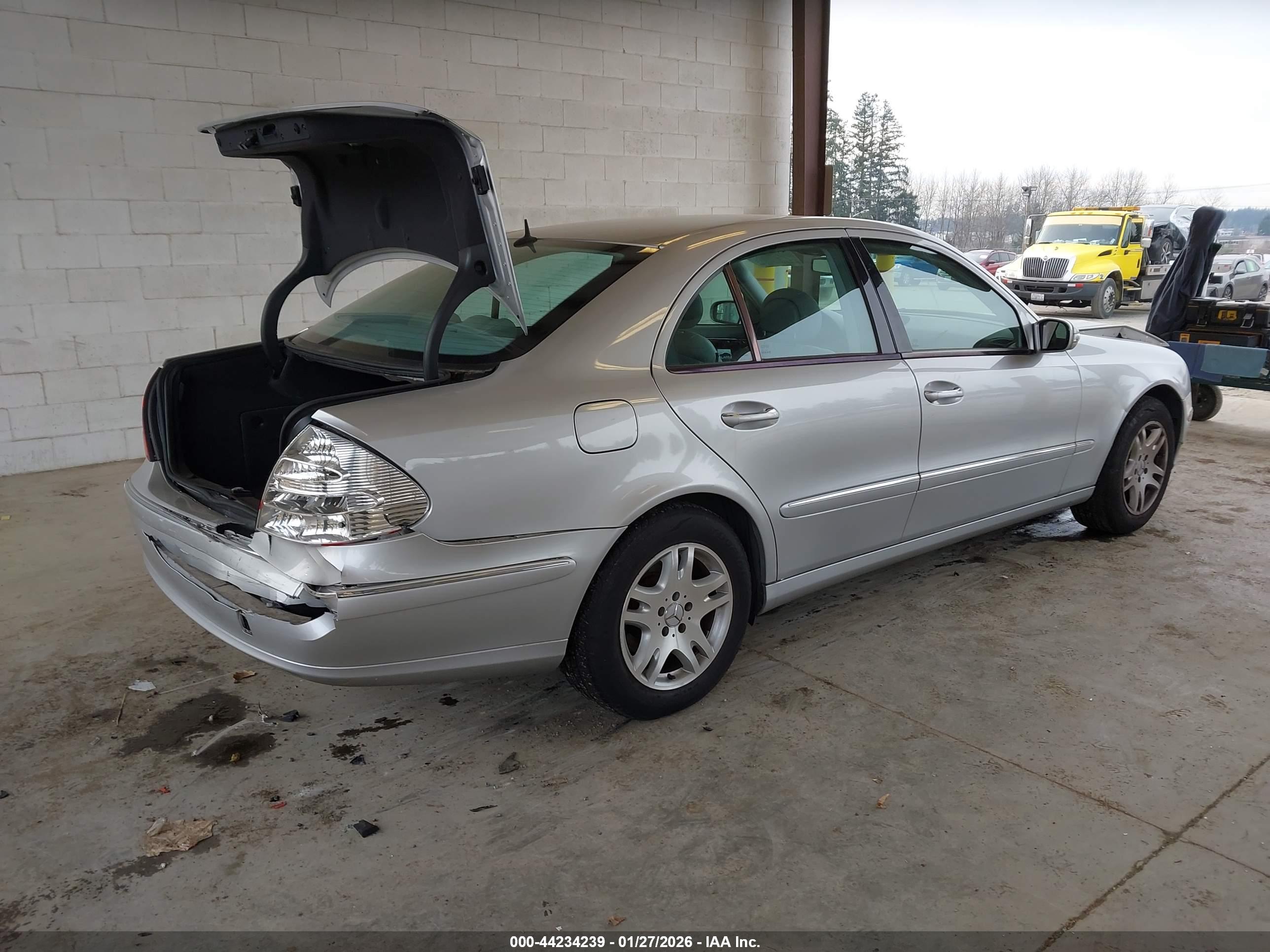 MERCEDES-BENZ E image 4