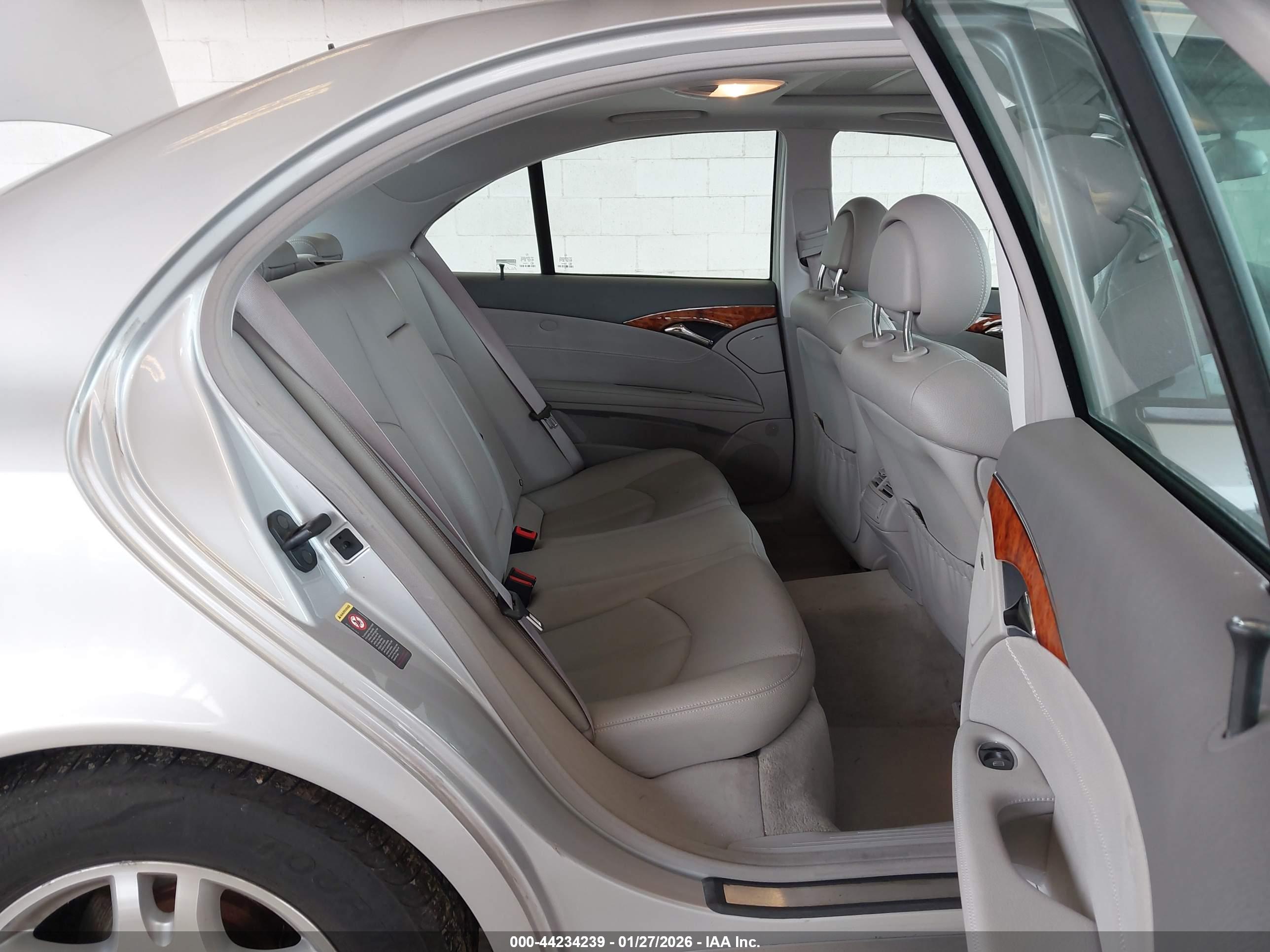 MERCEDES-BENZ E image 8