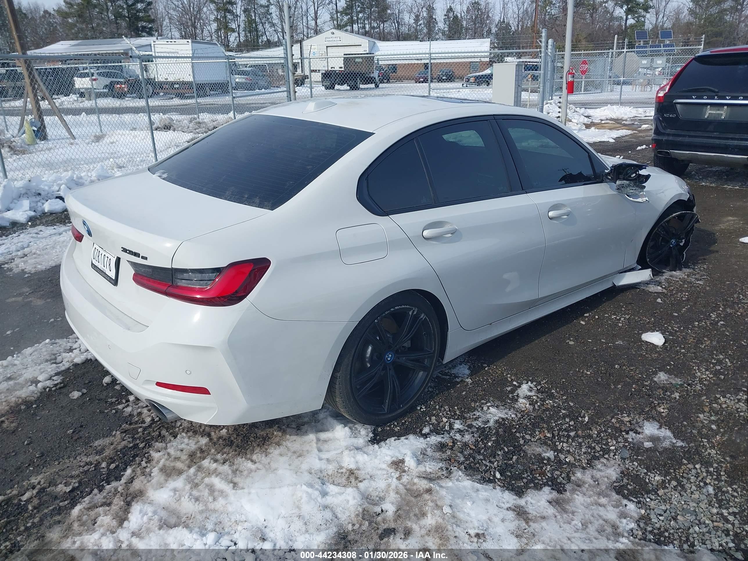 BMW 330E image 4