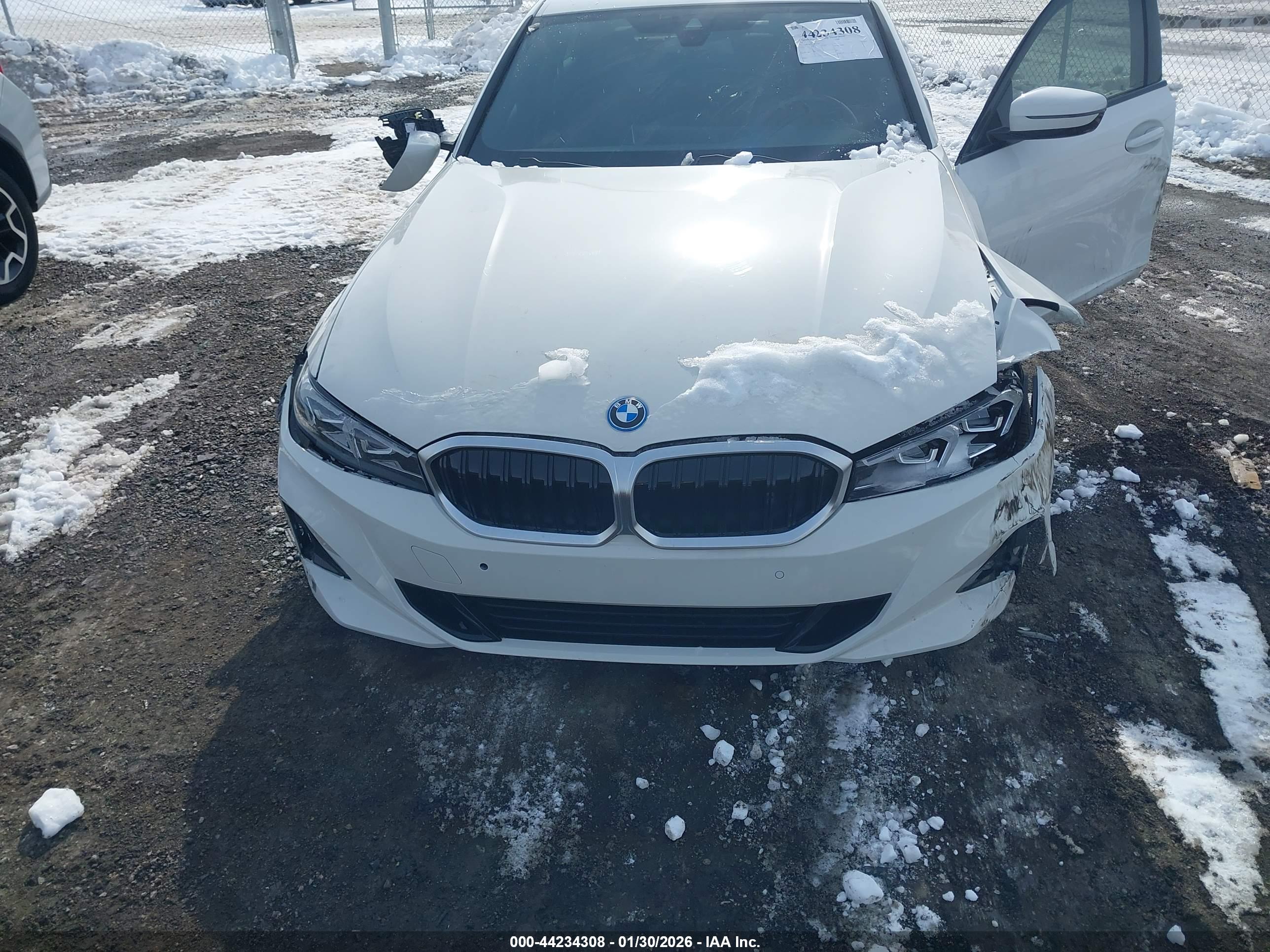 BMW 330E image 6