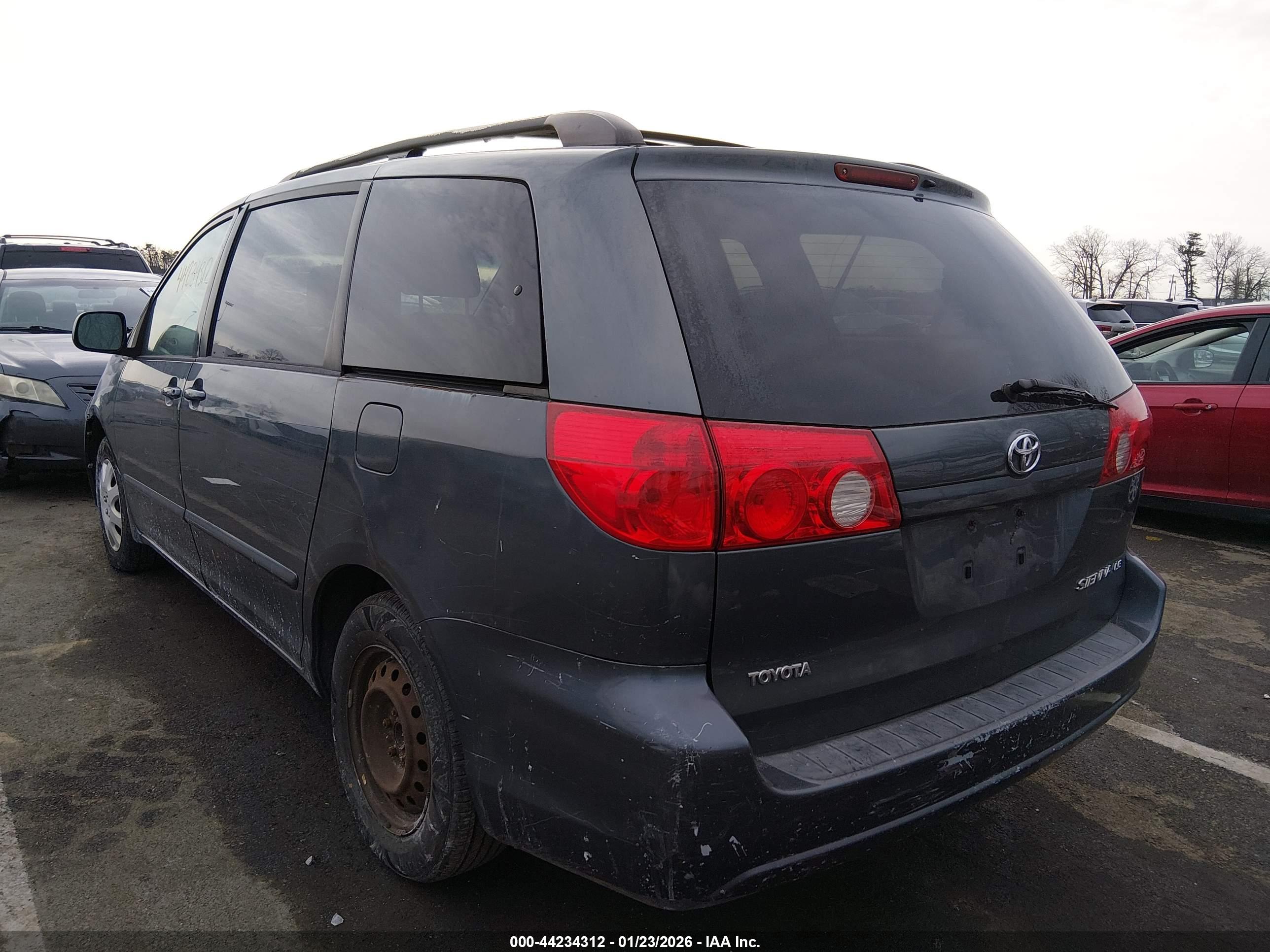TOYOTA SIENNA image 3
