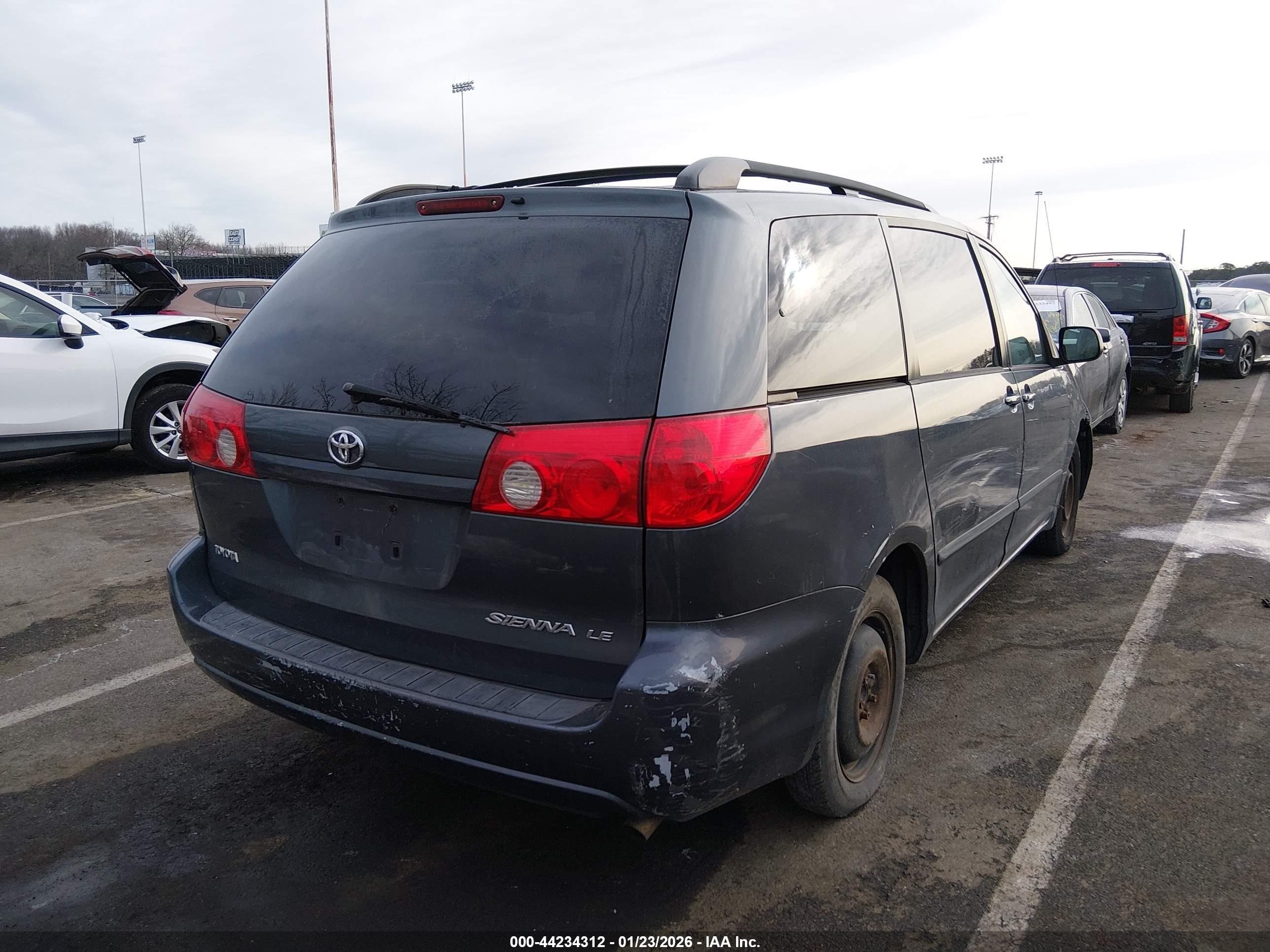 TOYOTA SIENNA image 4