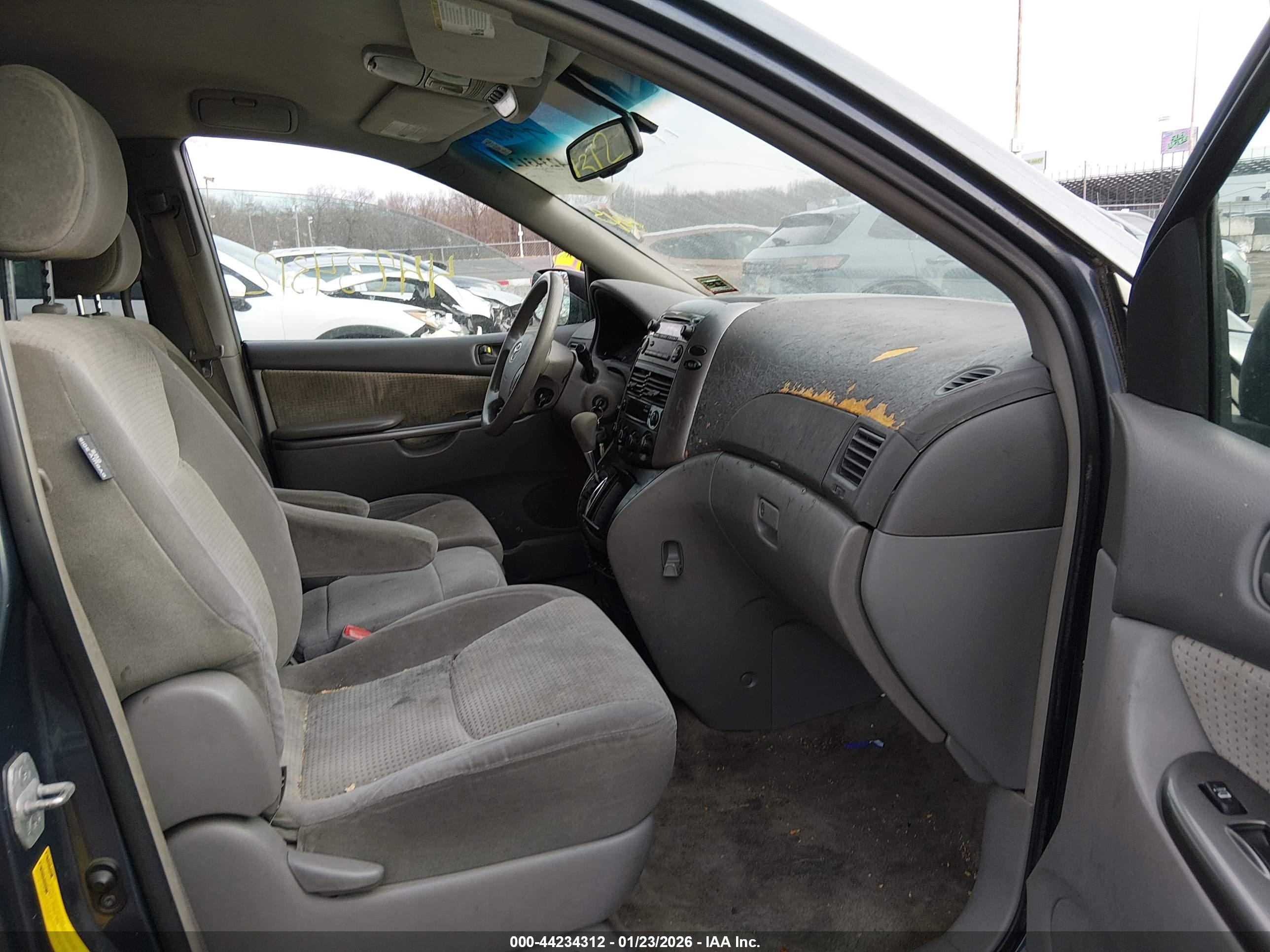 TOYOTA SIENNA image 5