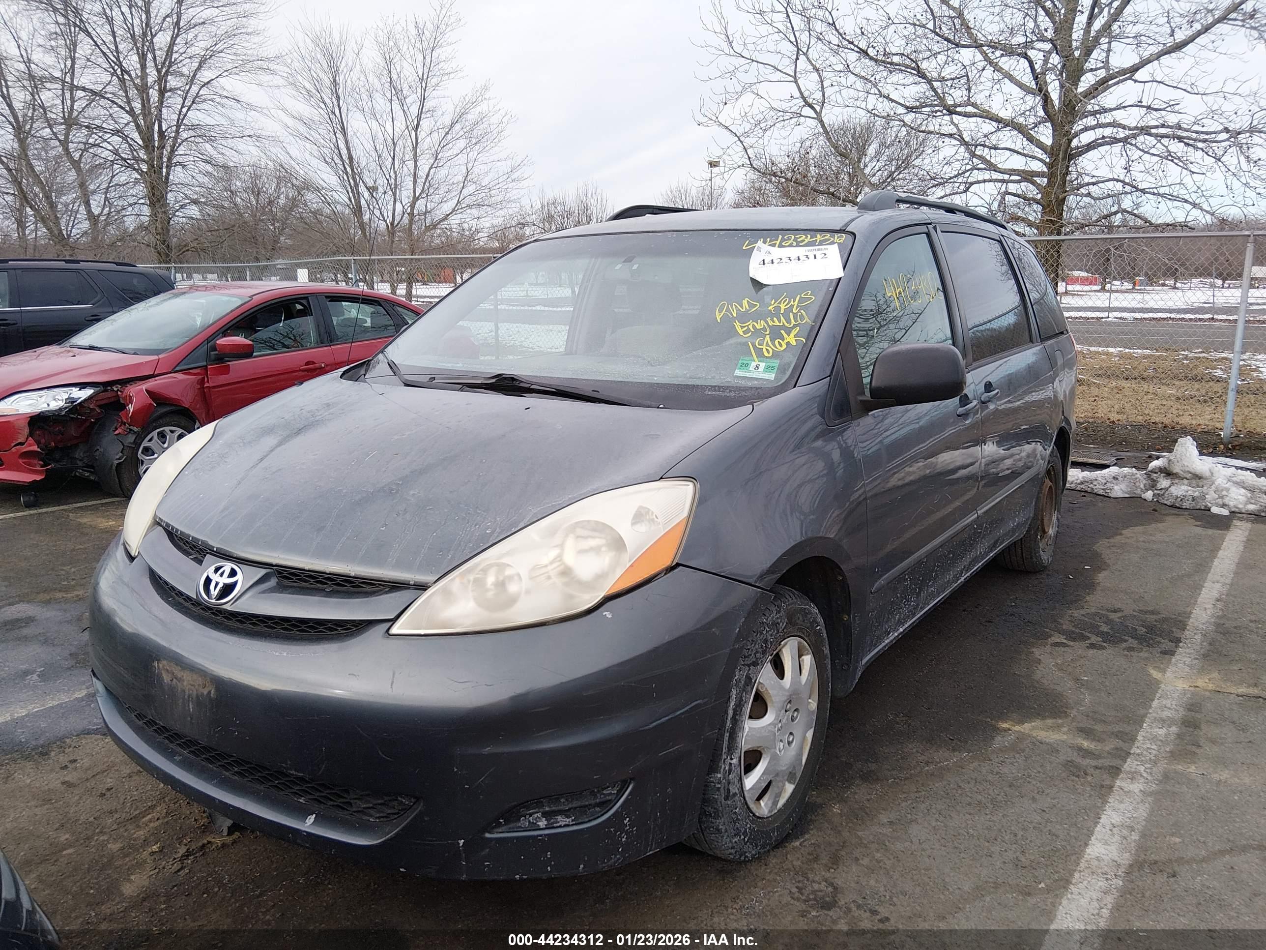 TOYOTA SIENNA image 6