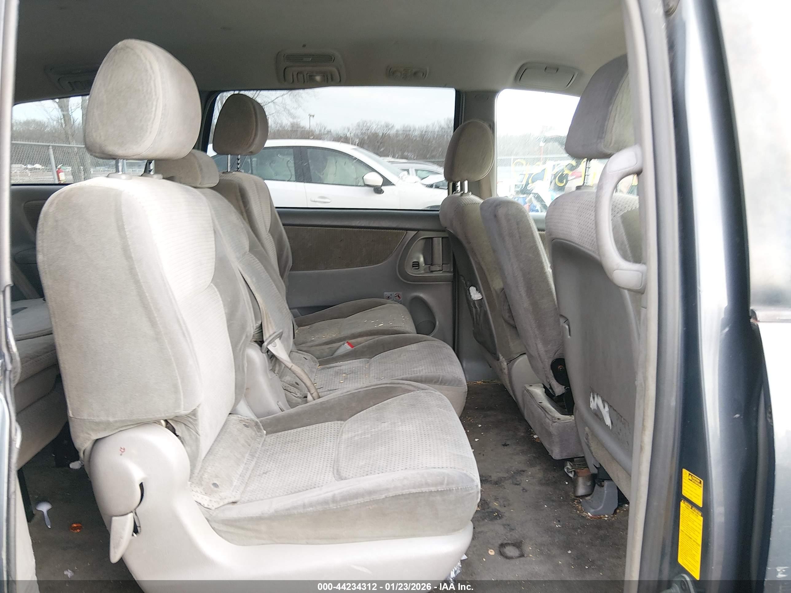 TOYOTA SIENNA image 8