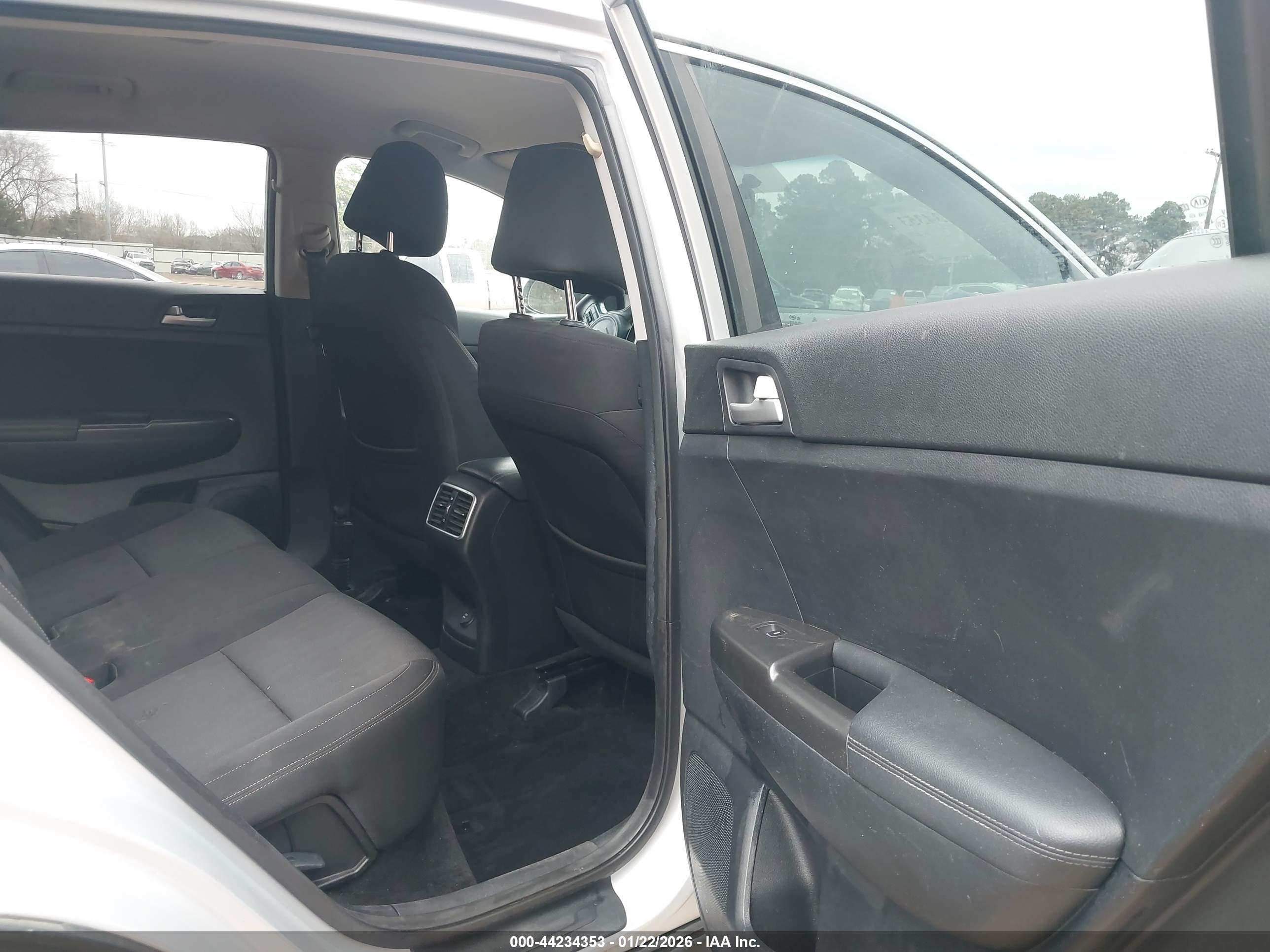 KIA SPORTAGE image 8