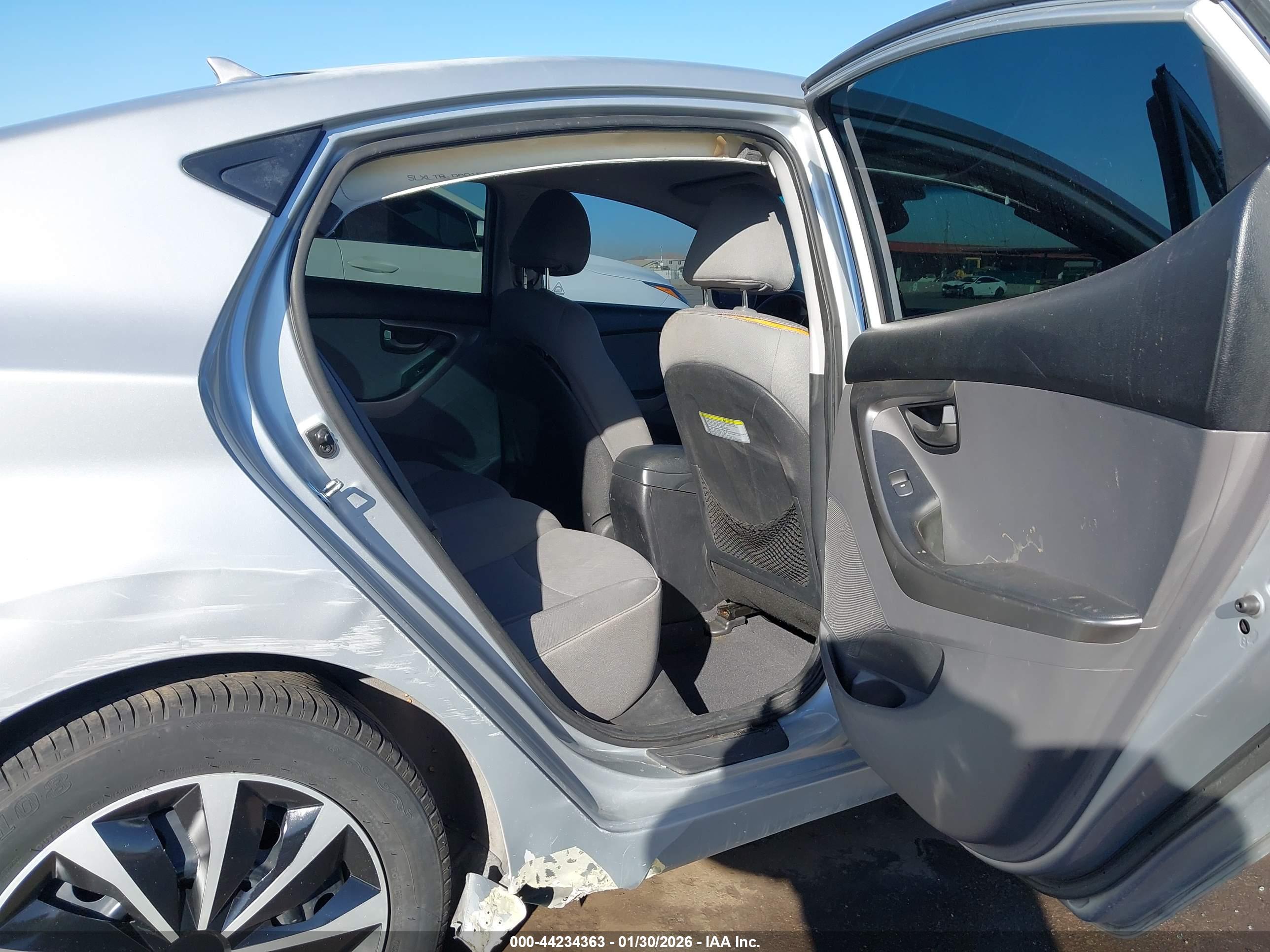 HYUNDAI ELANTRA image 8