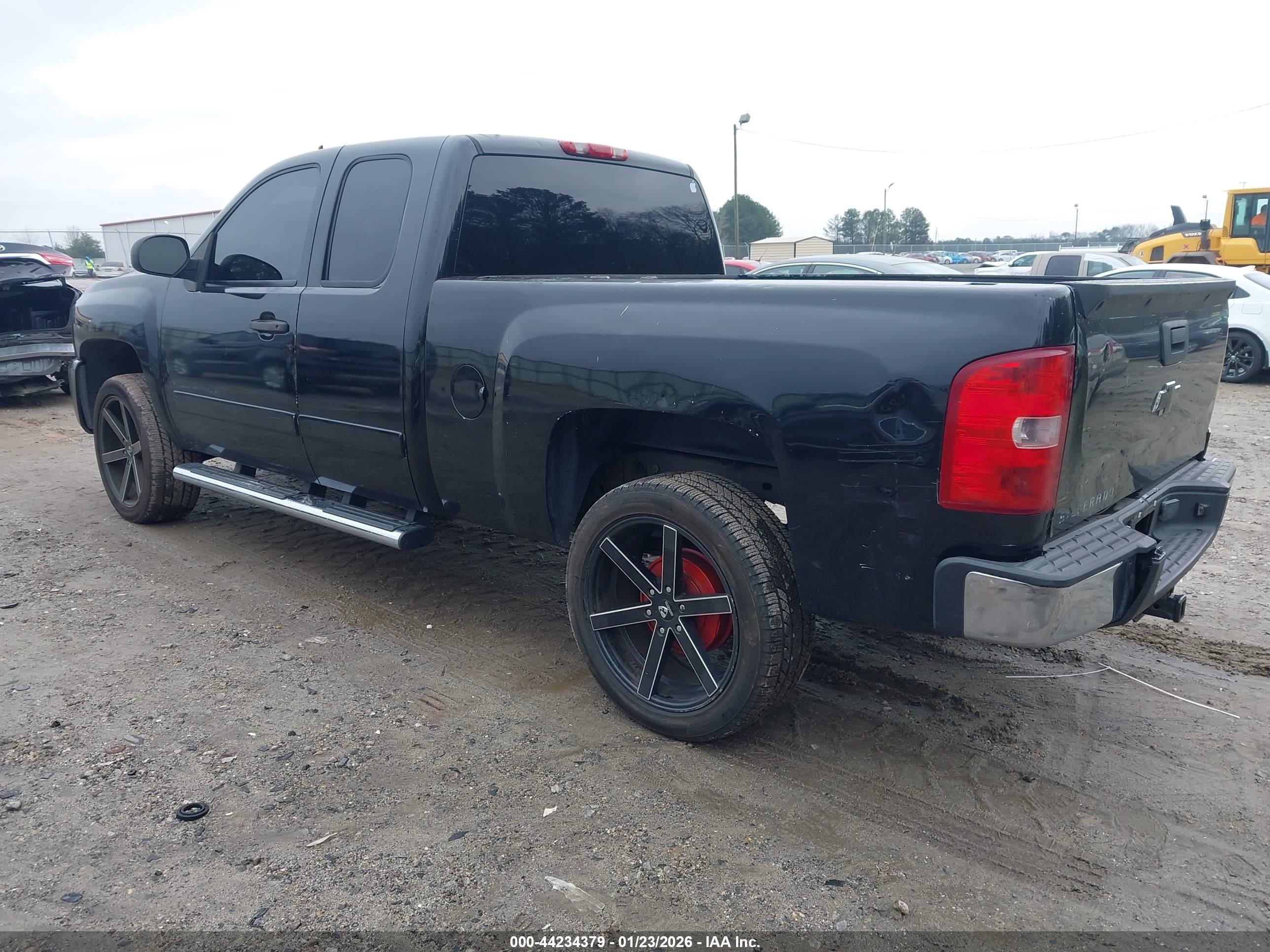 CHEVROLET SILVERADO image 3