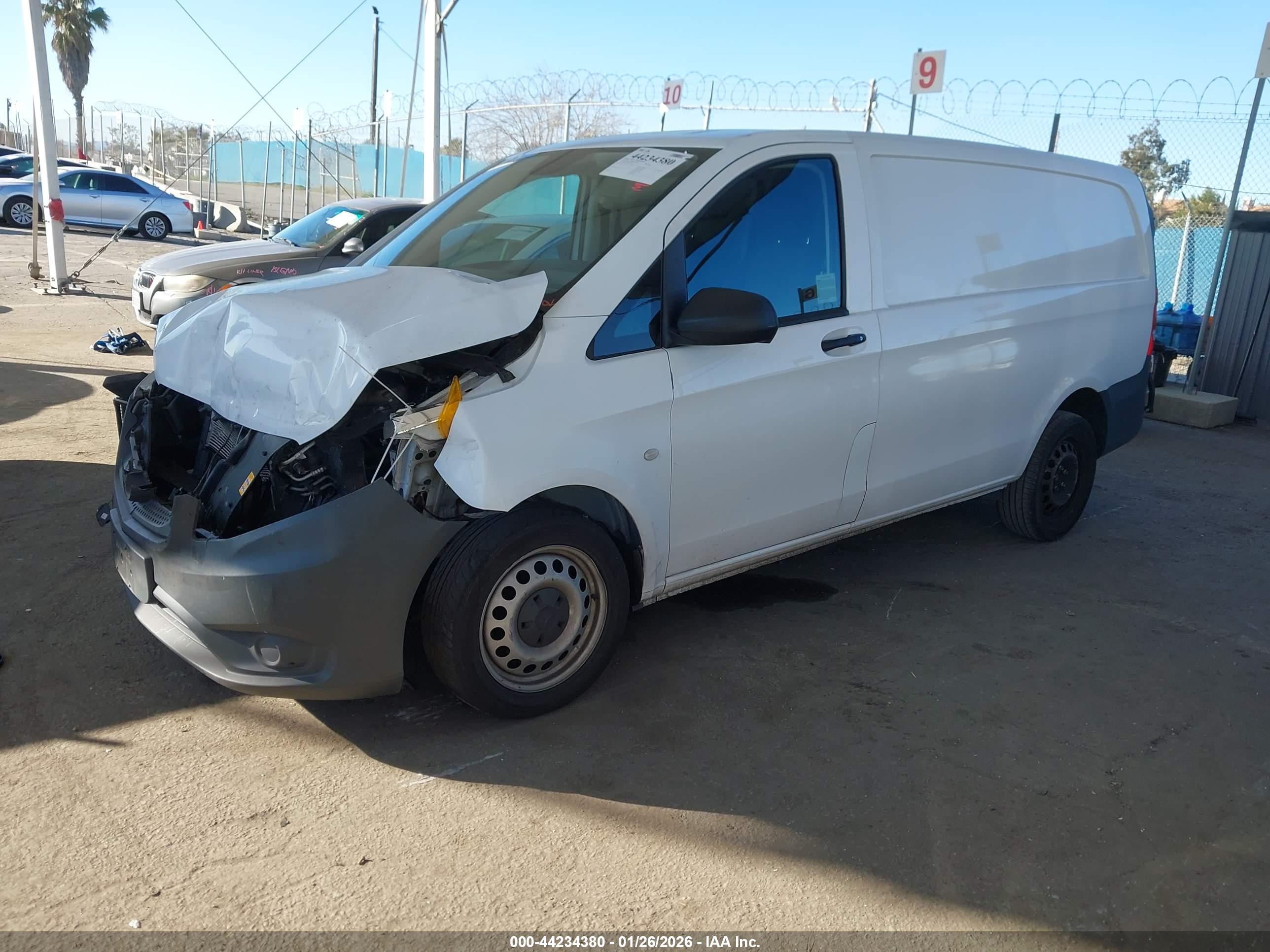 MERCEDES-BENZ METRIS image 2