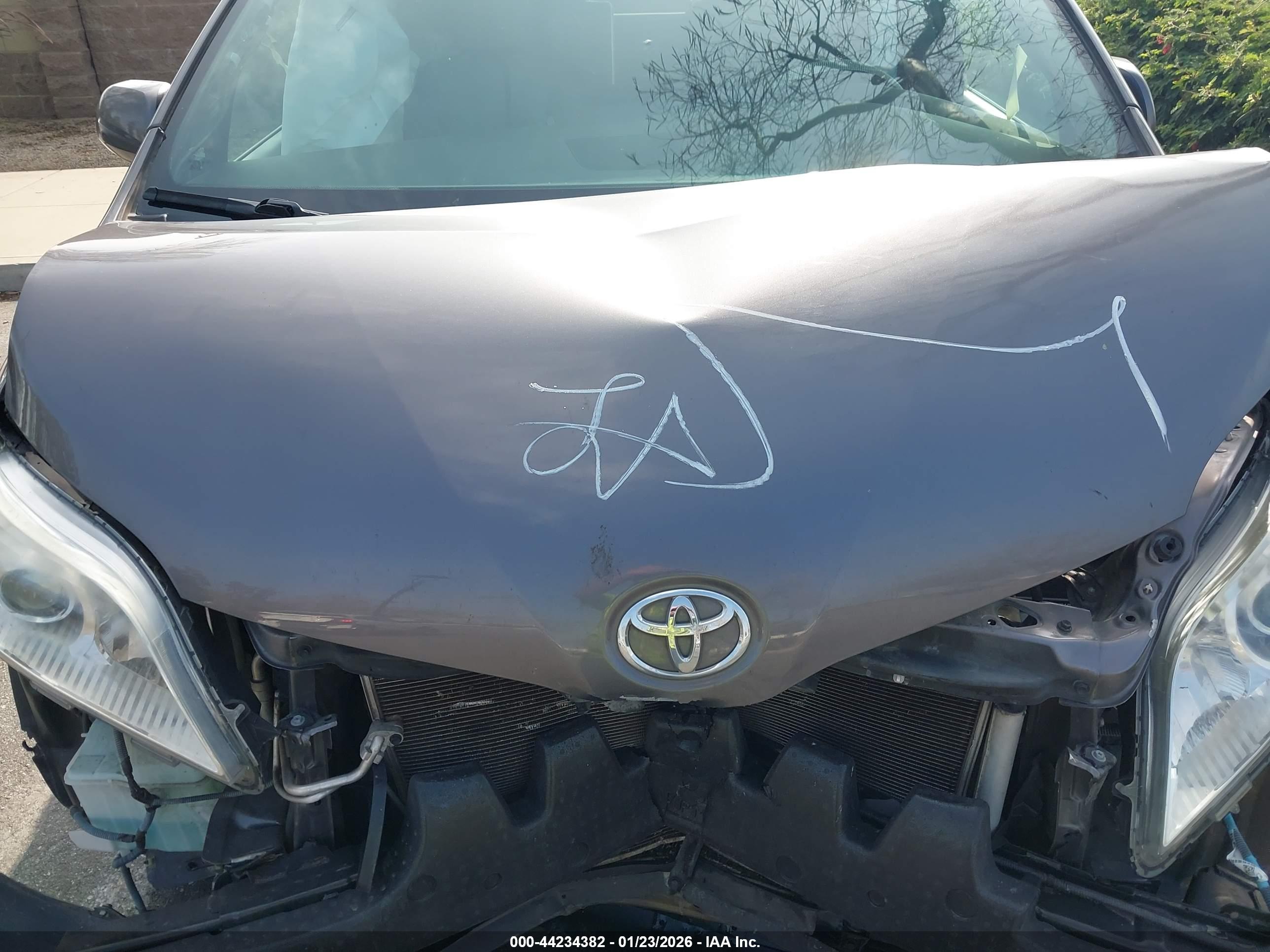 TOYOTA SIENNA image 10