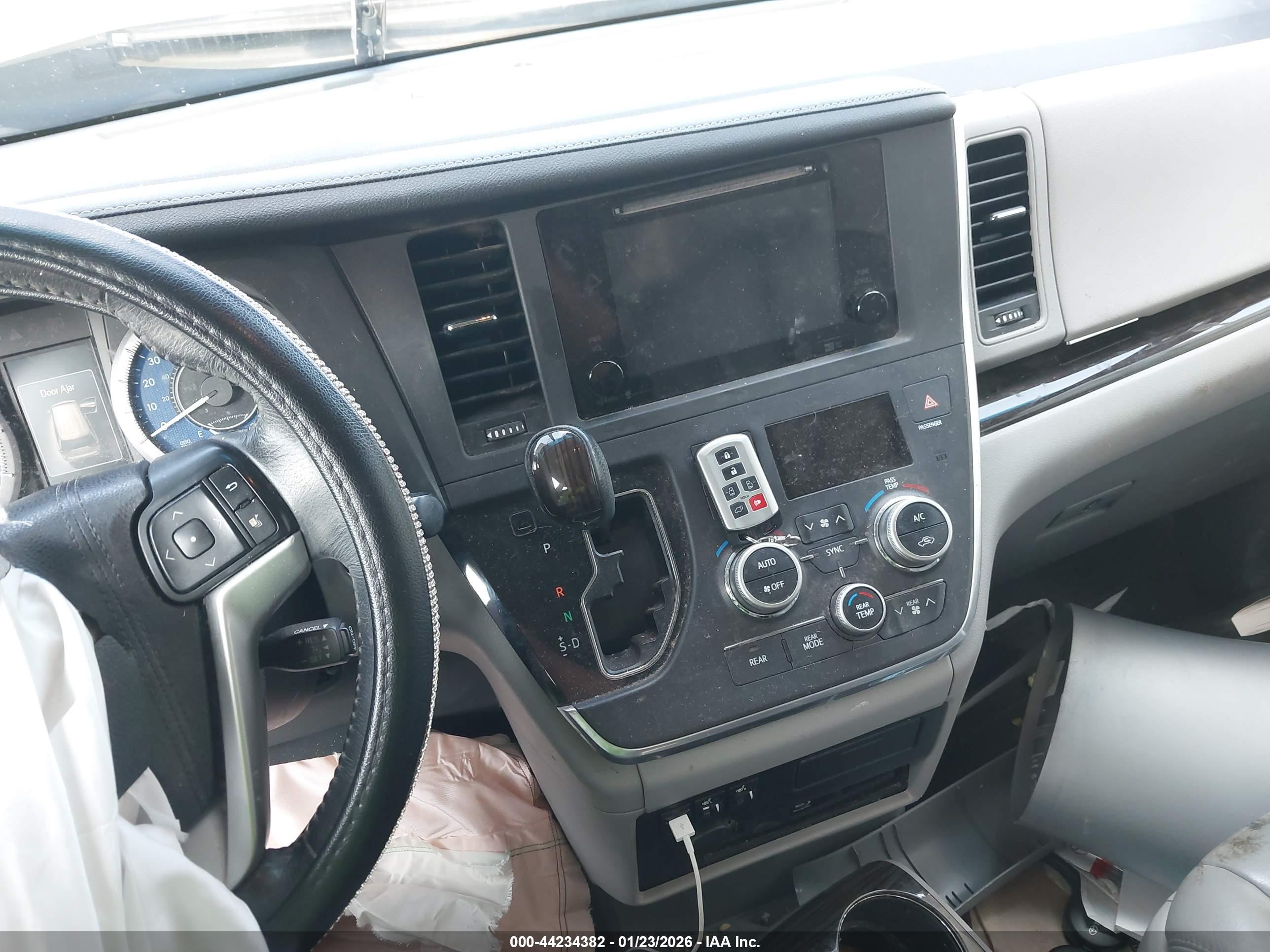 TOYOTA SIENNA image 11