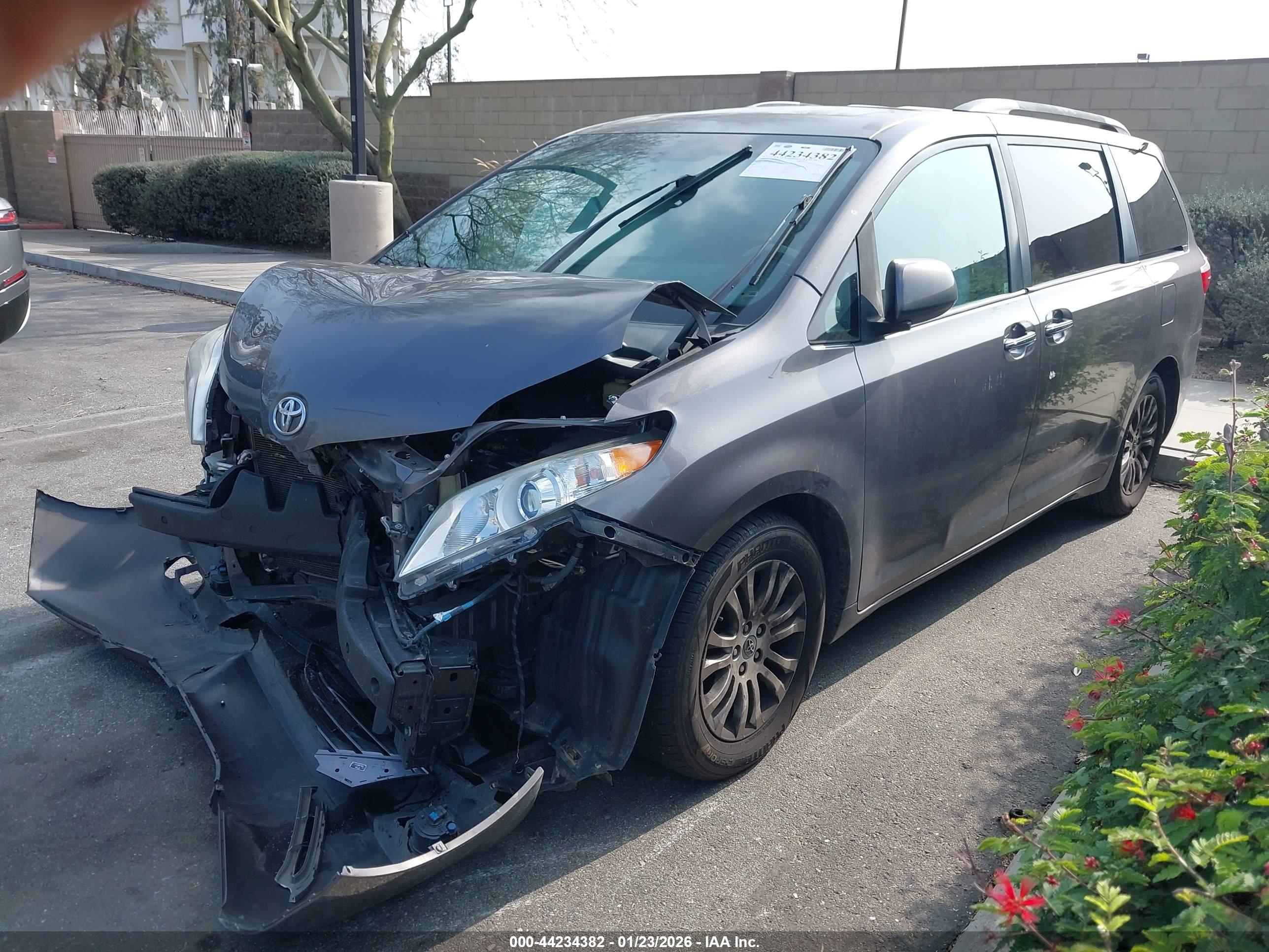 TOYOTA SIENNA image 2
