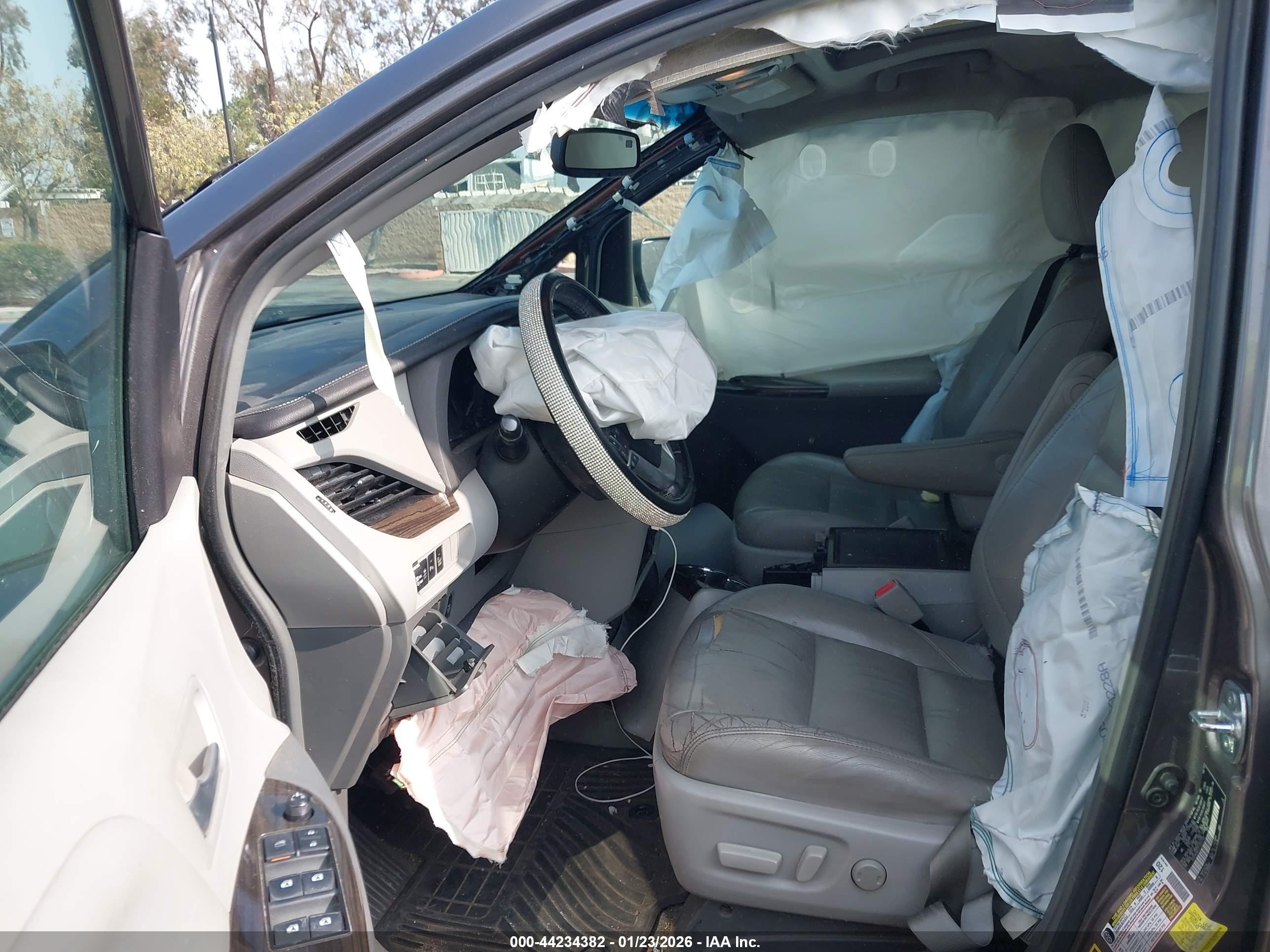 TOYOTA SIENNA image 5