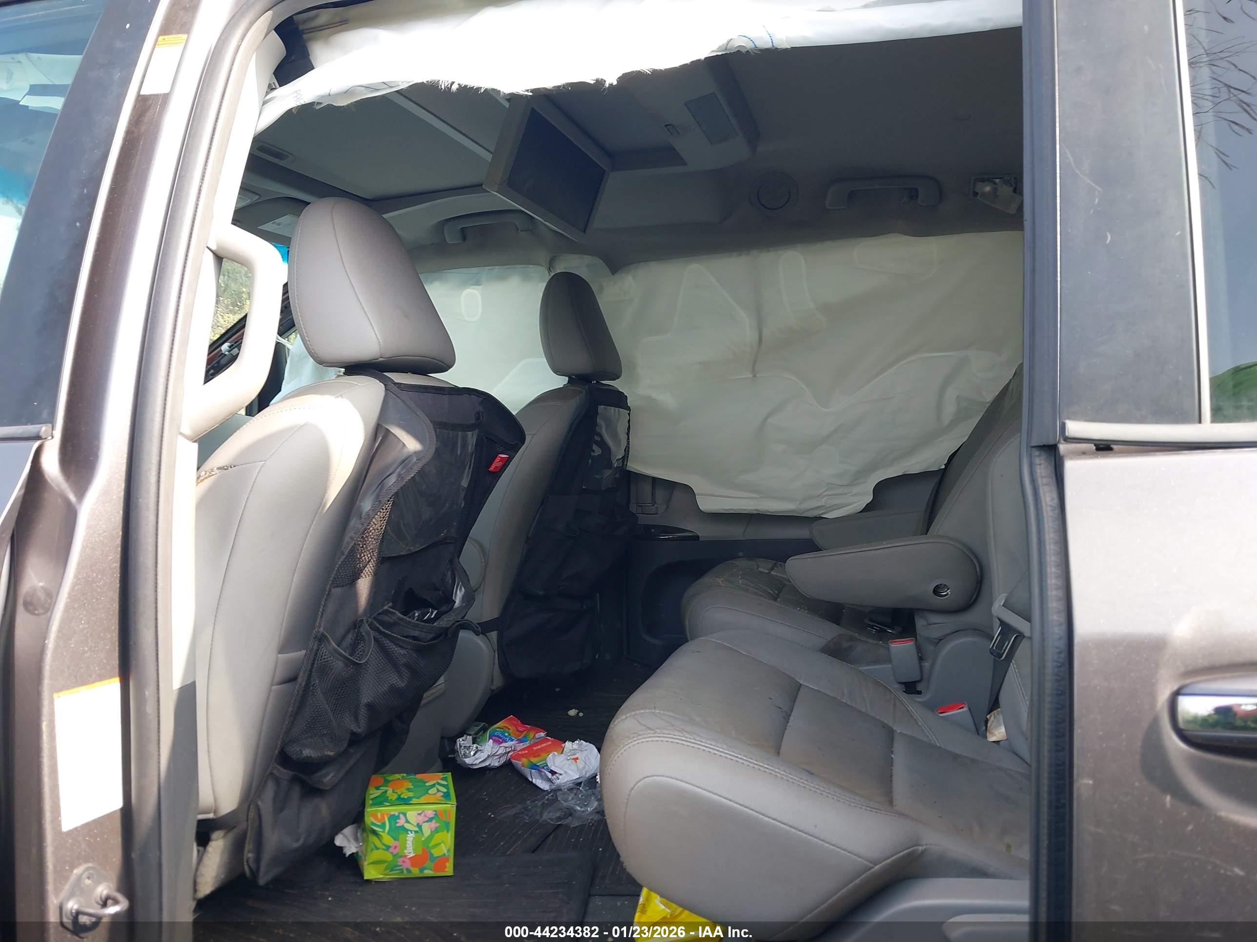 TOYOTA SIENNA image 8