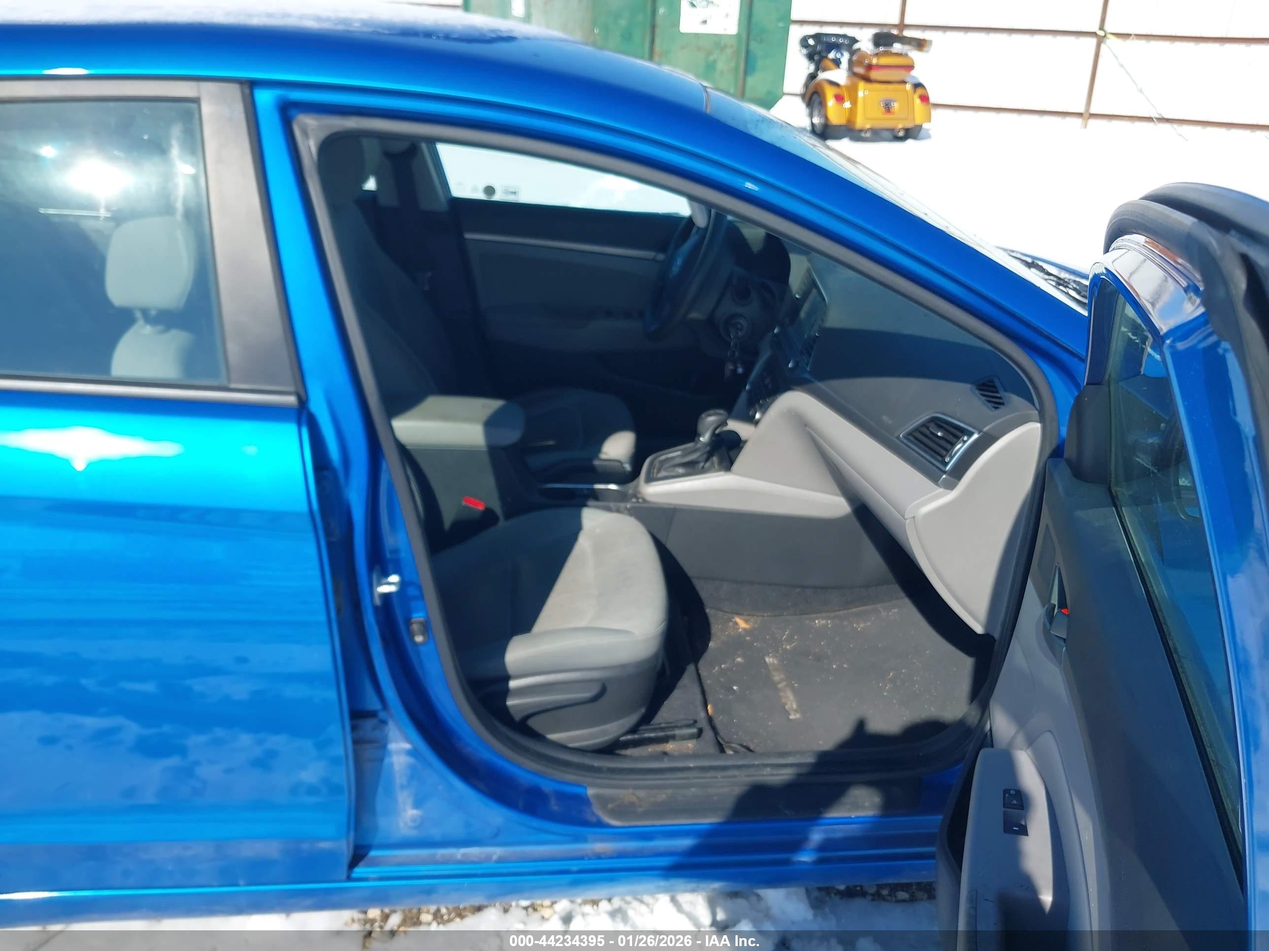 HYUNDAI ELANTRA image 5