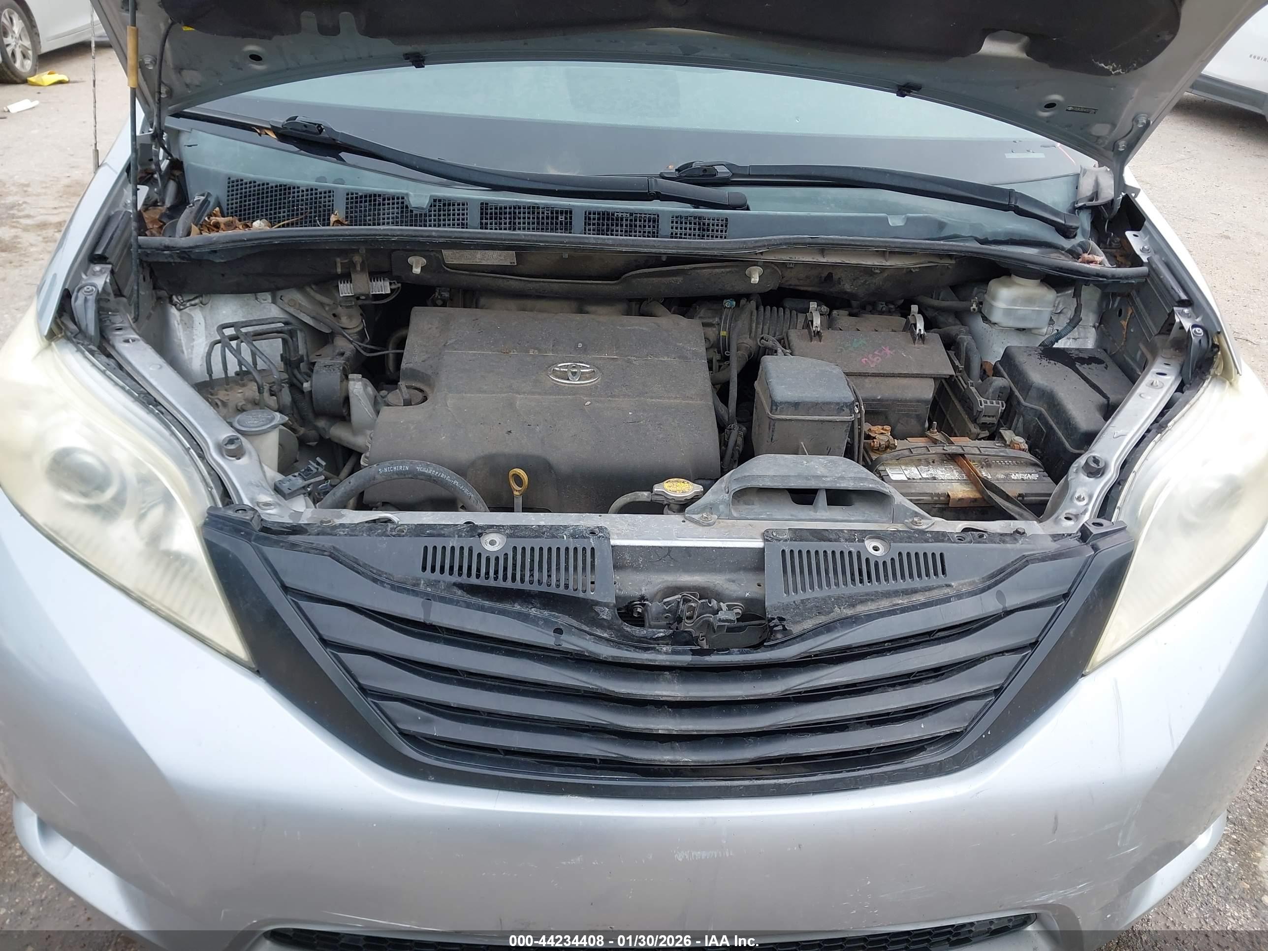 TOYOTA SIENNA image 10
