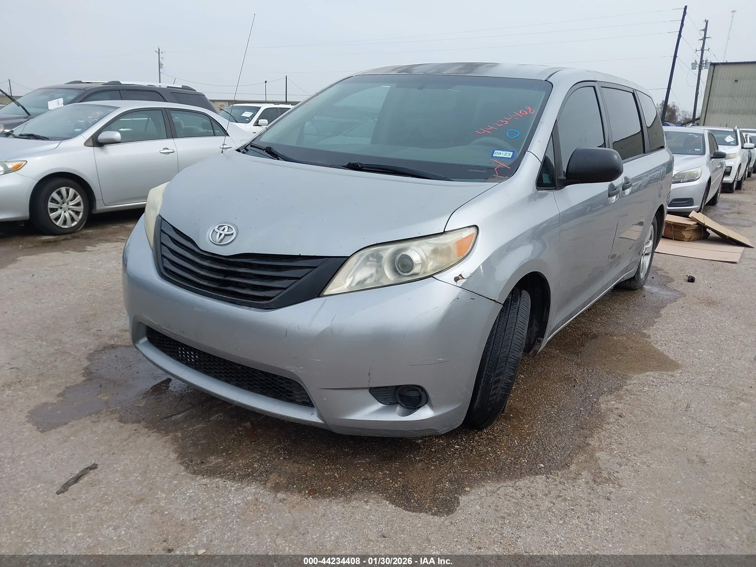 TOYOTA SIENNA image 2