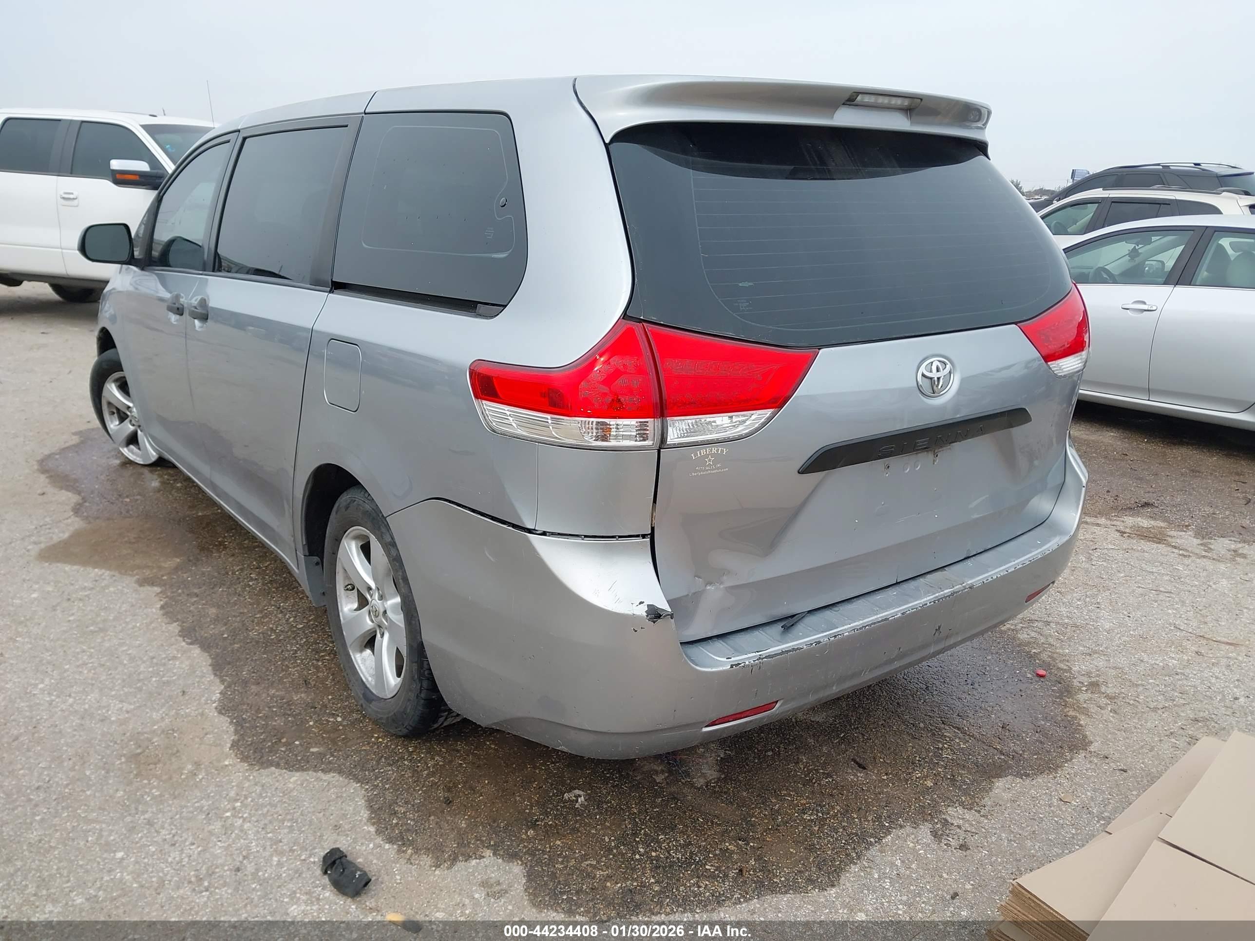 TOYOTA SIENNA image 3