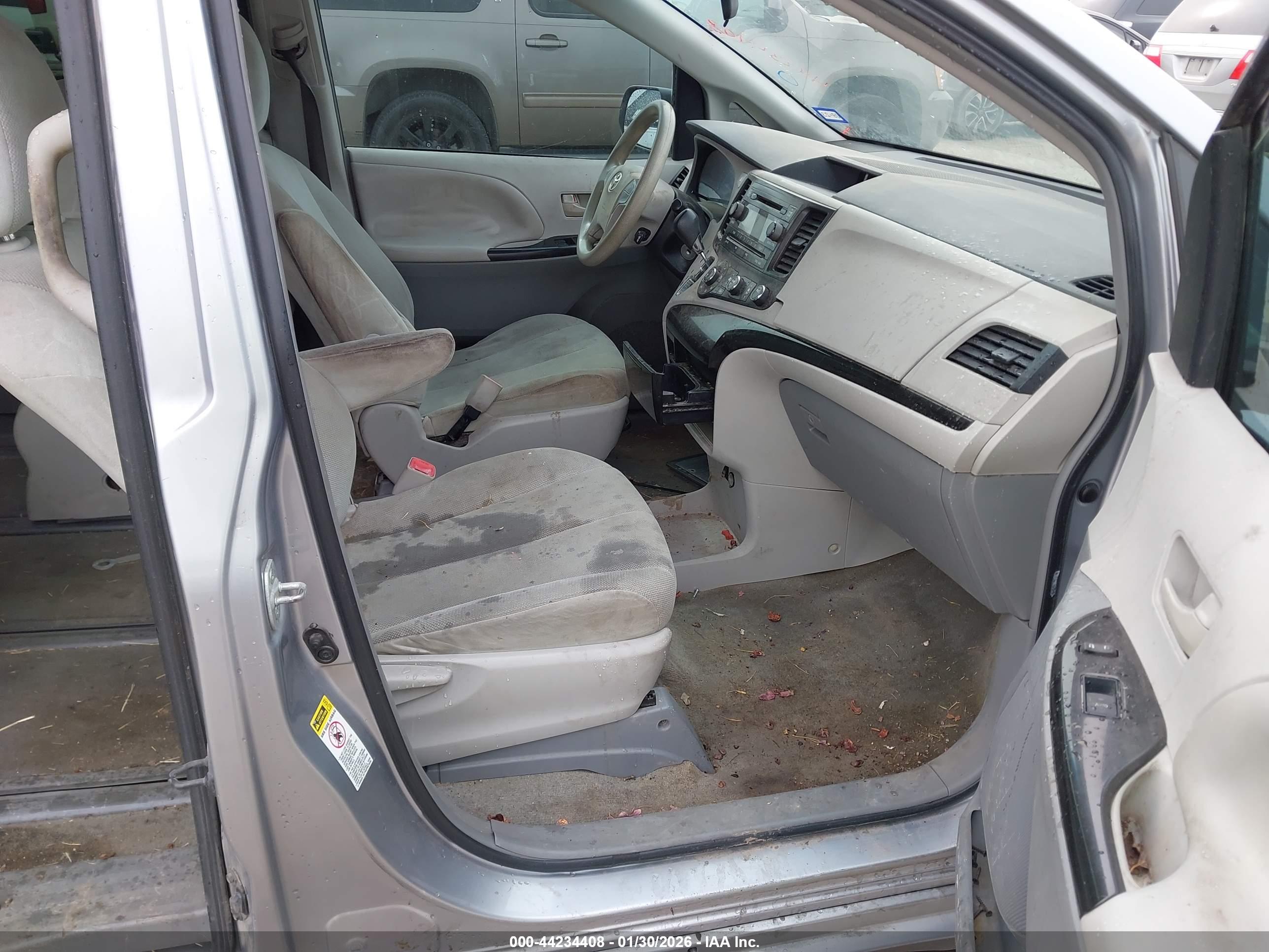 TOYOTA SIENNA image 5