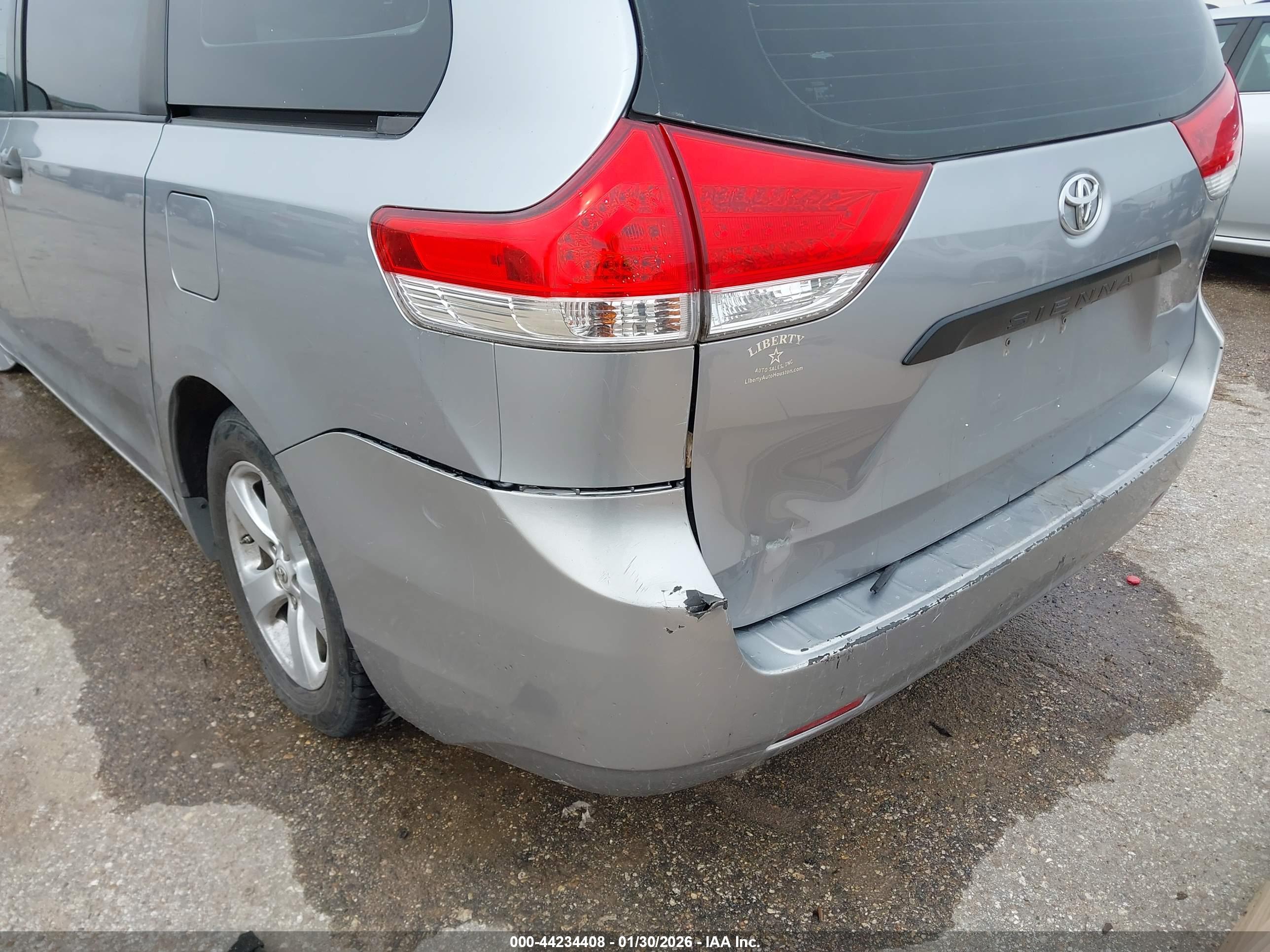 TOYOTA SIENNA image 6
