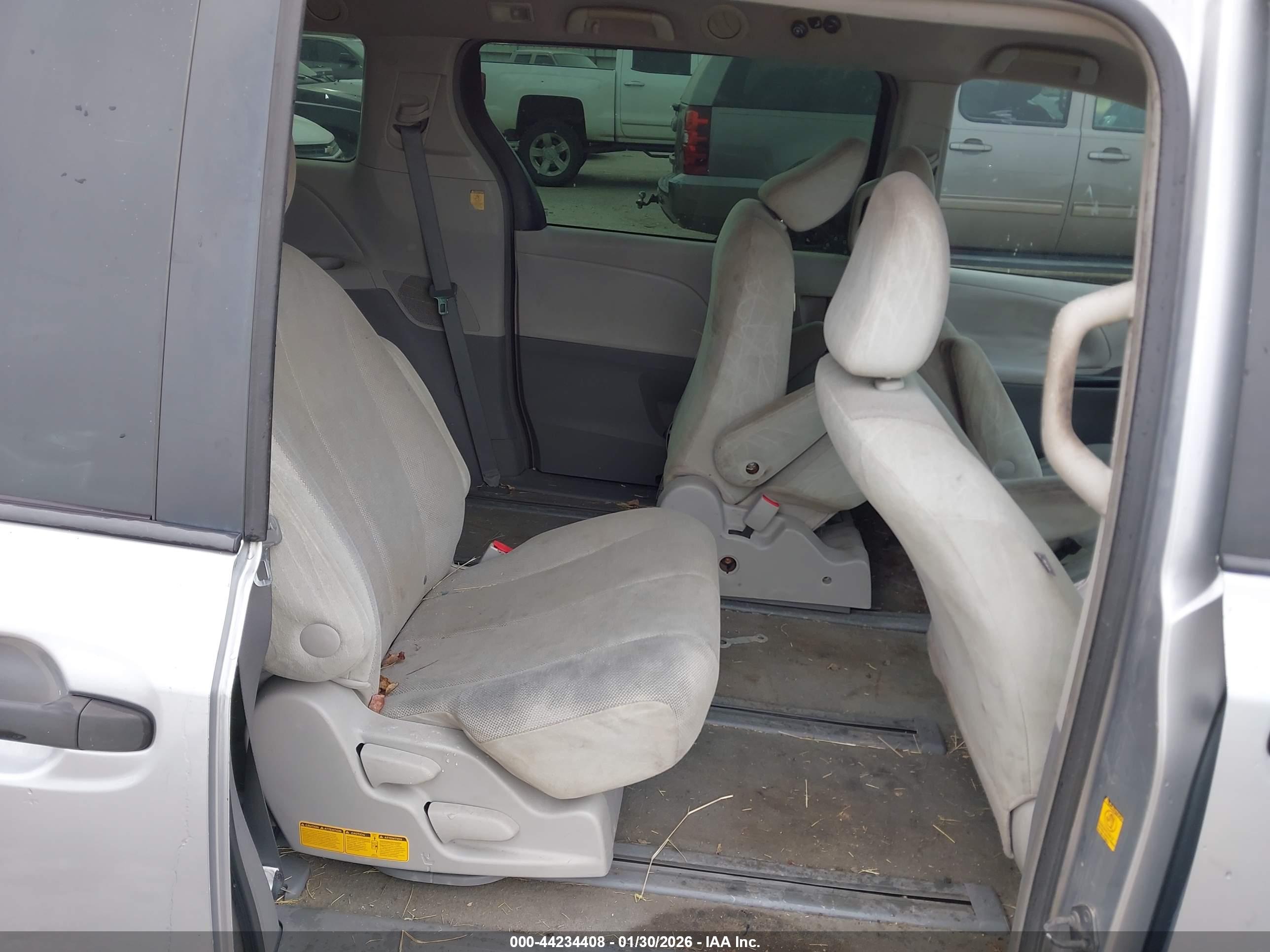 TOYOTA SIENNA image 8