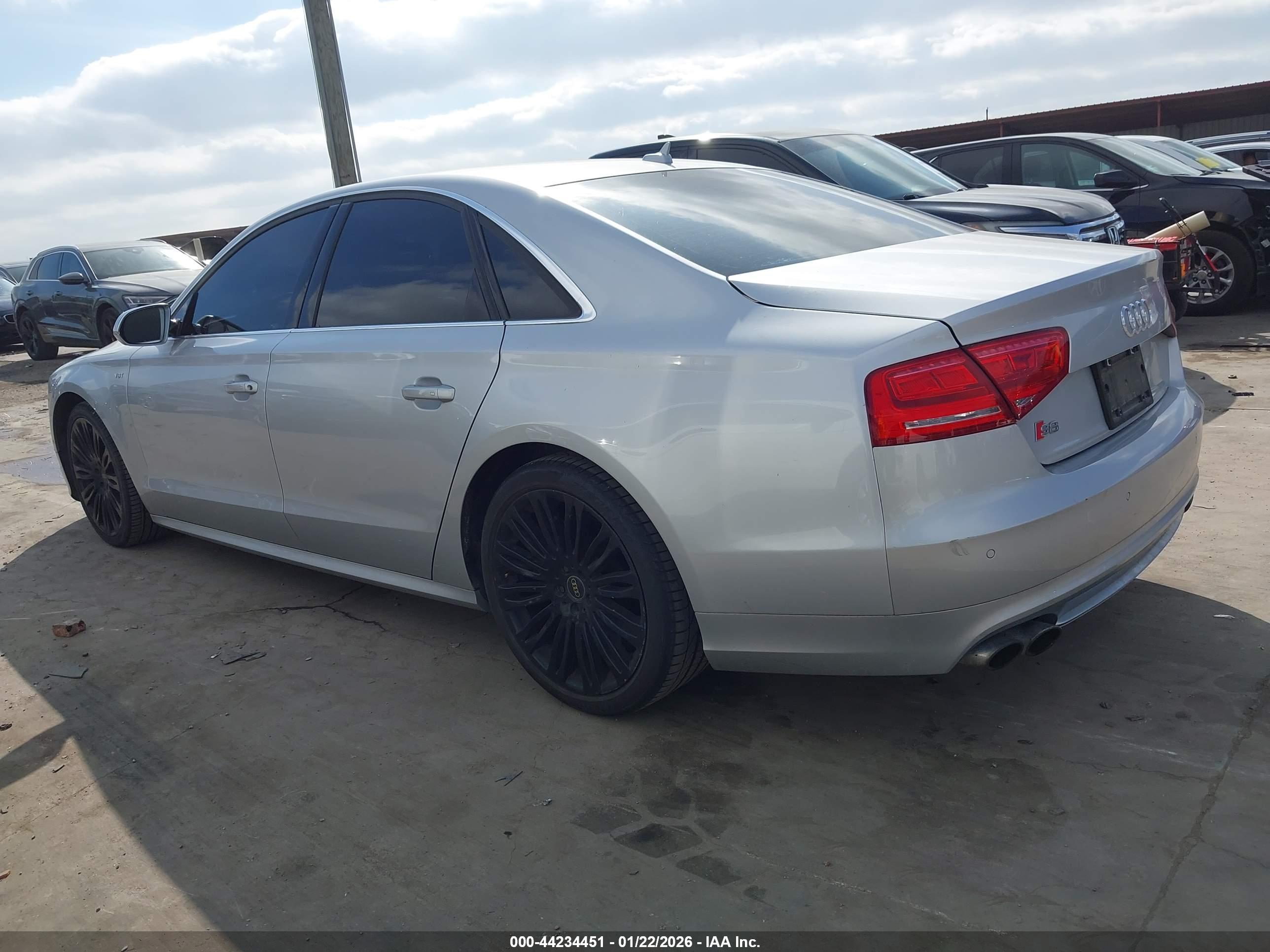AUDI S8 image 3