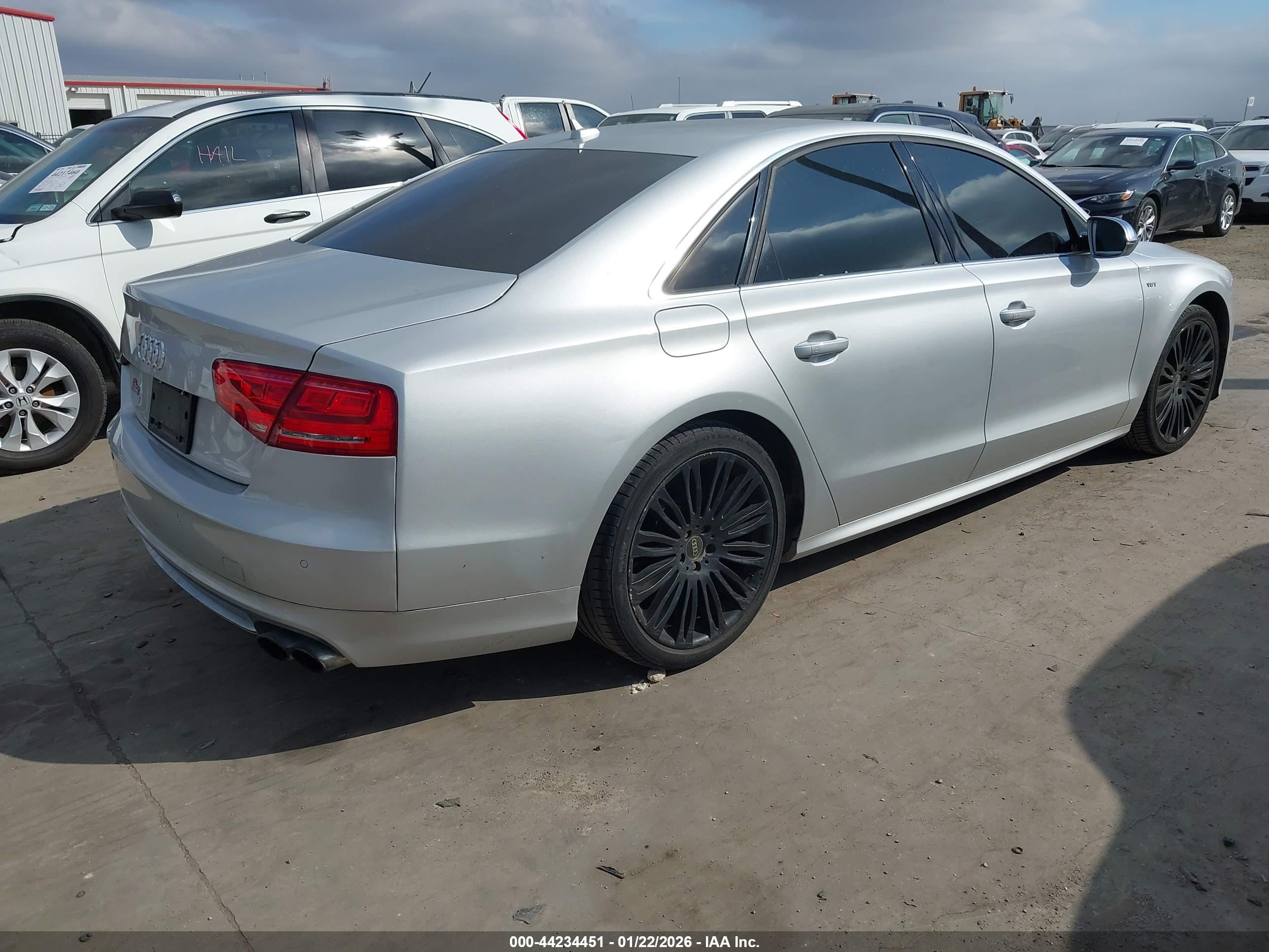 AUDI S8 image 4