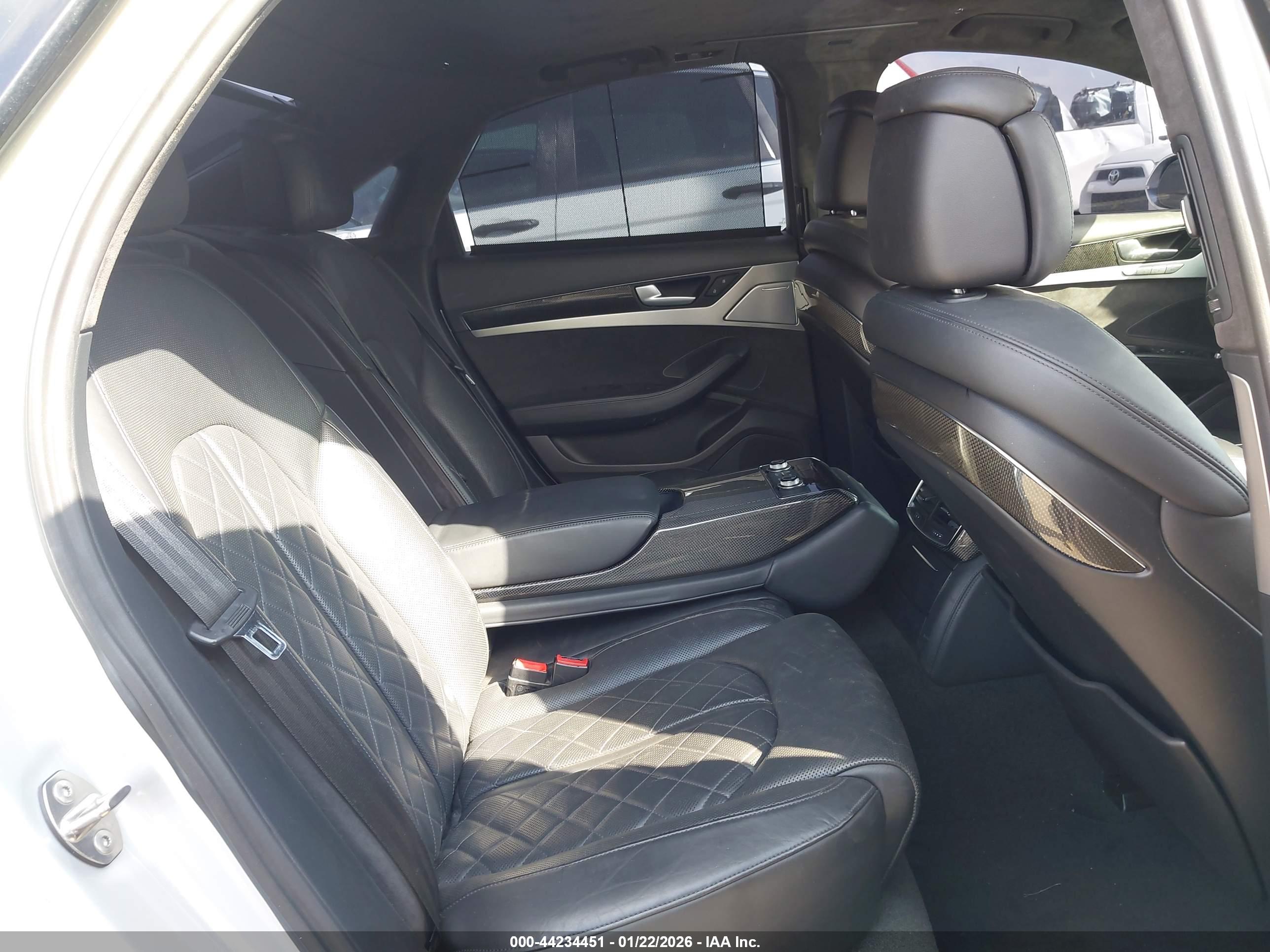AUDI S8 image 8