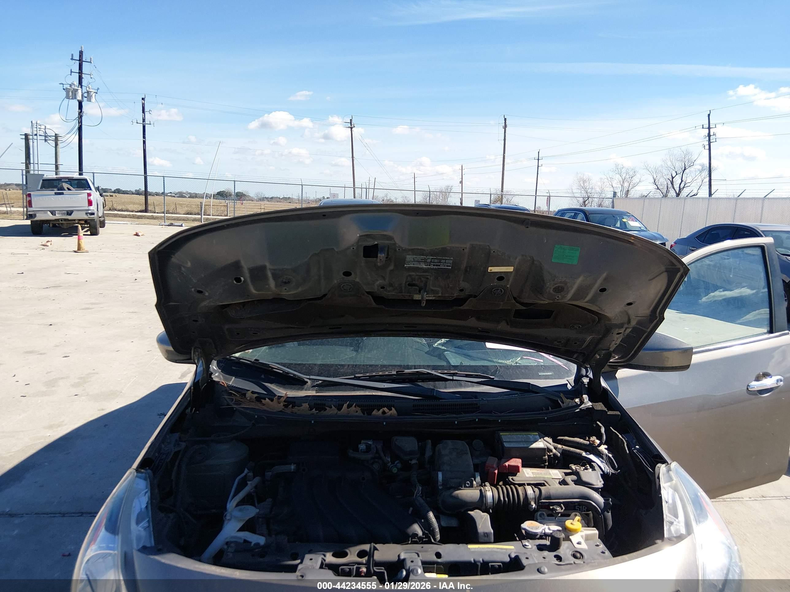 NISSAN VERSA image 10