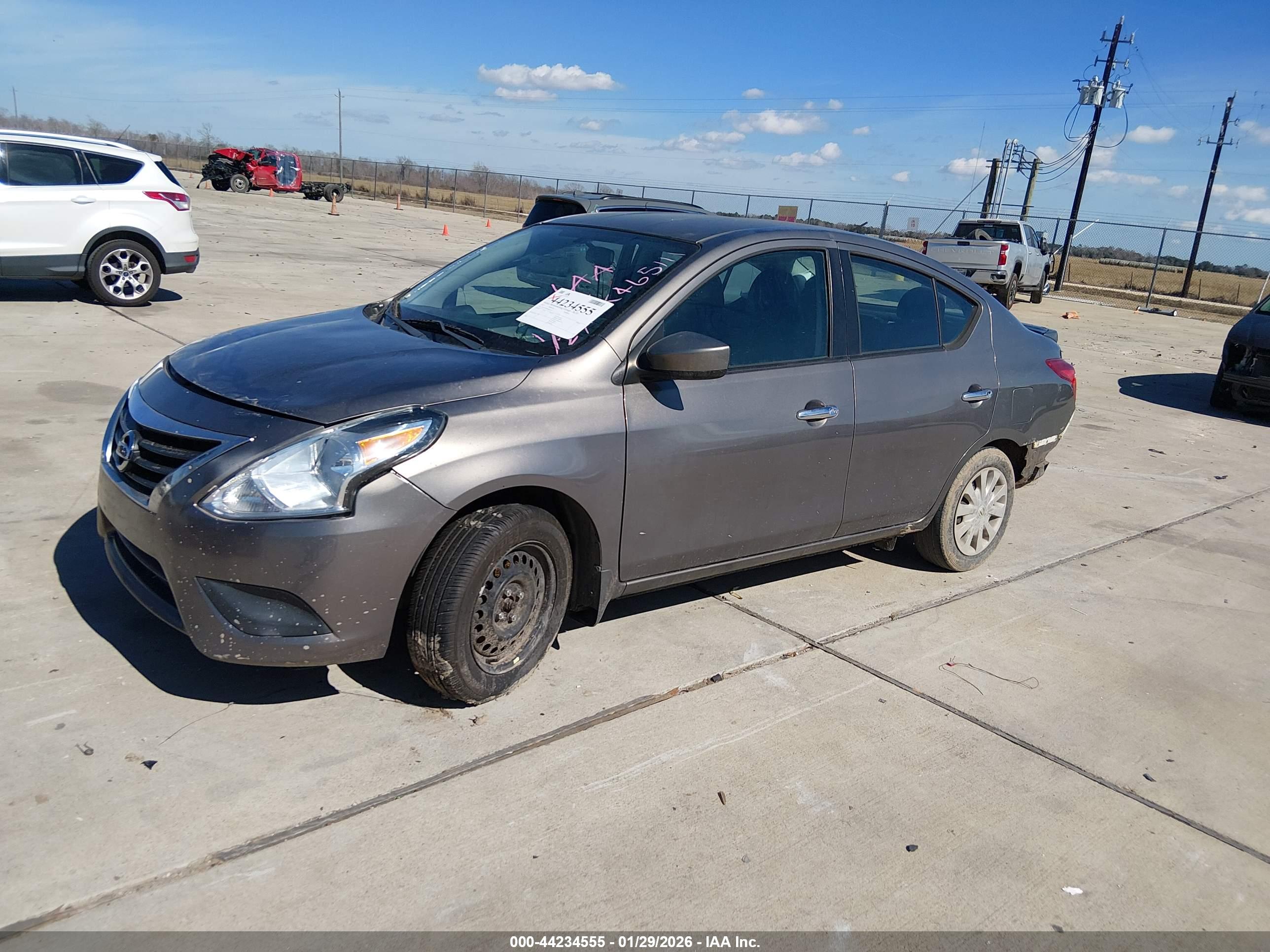 NISSAN VERSA image 2