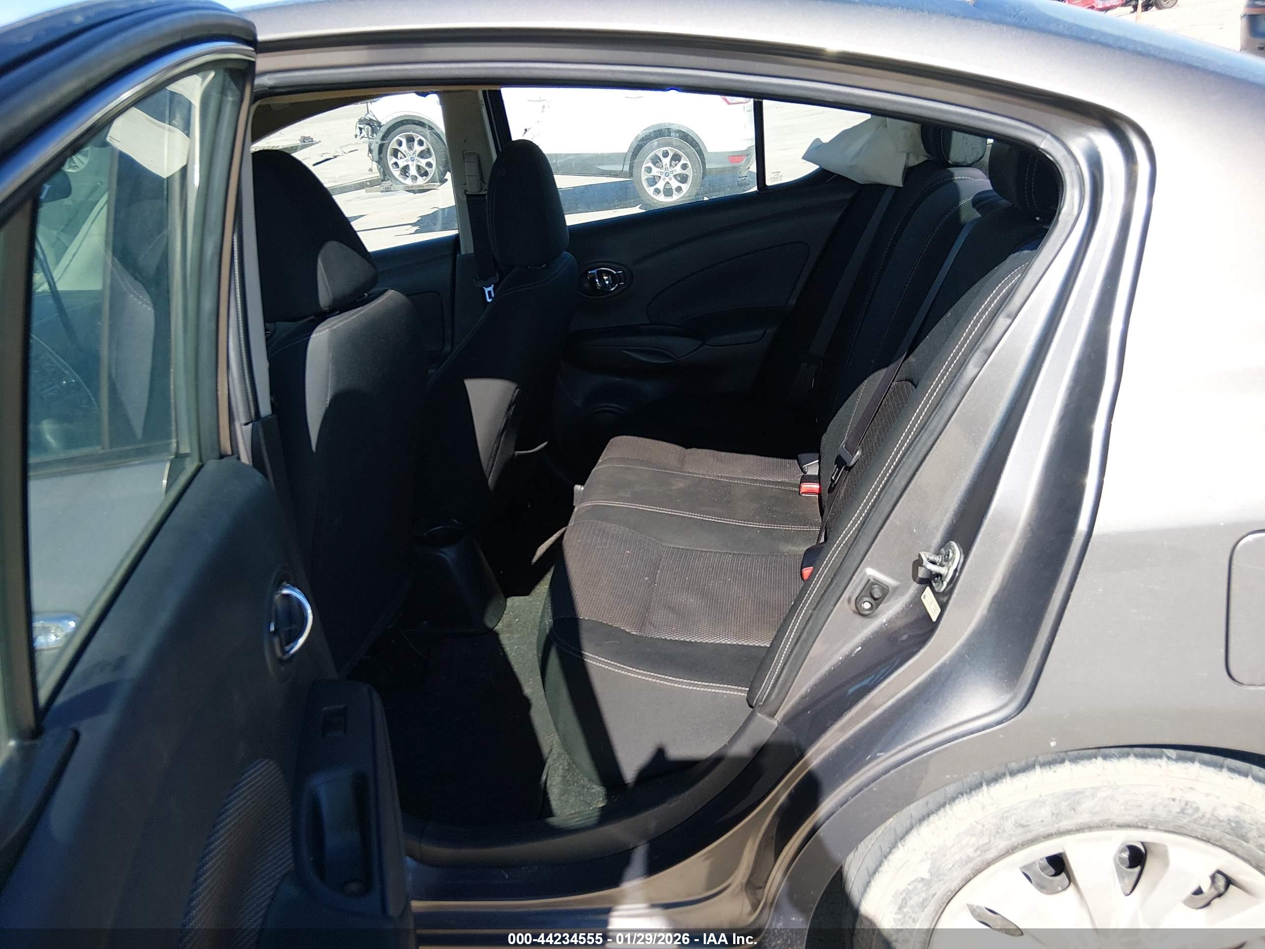 NISSAN VERSA image 8