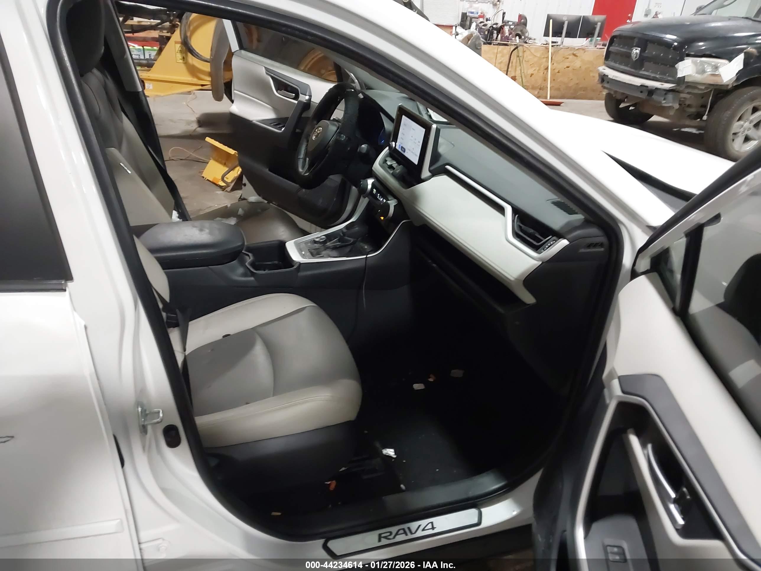 TOYOTA RAV4 image 5