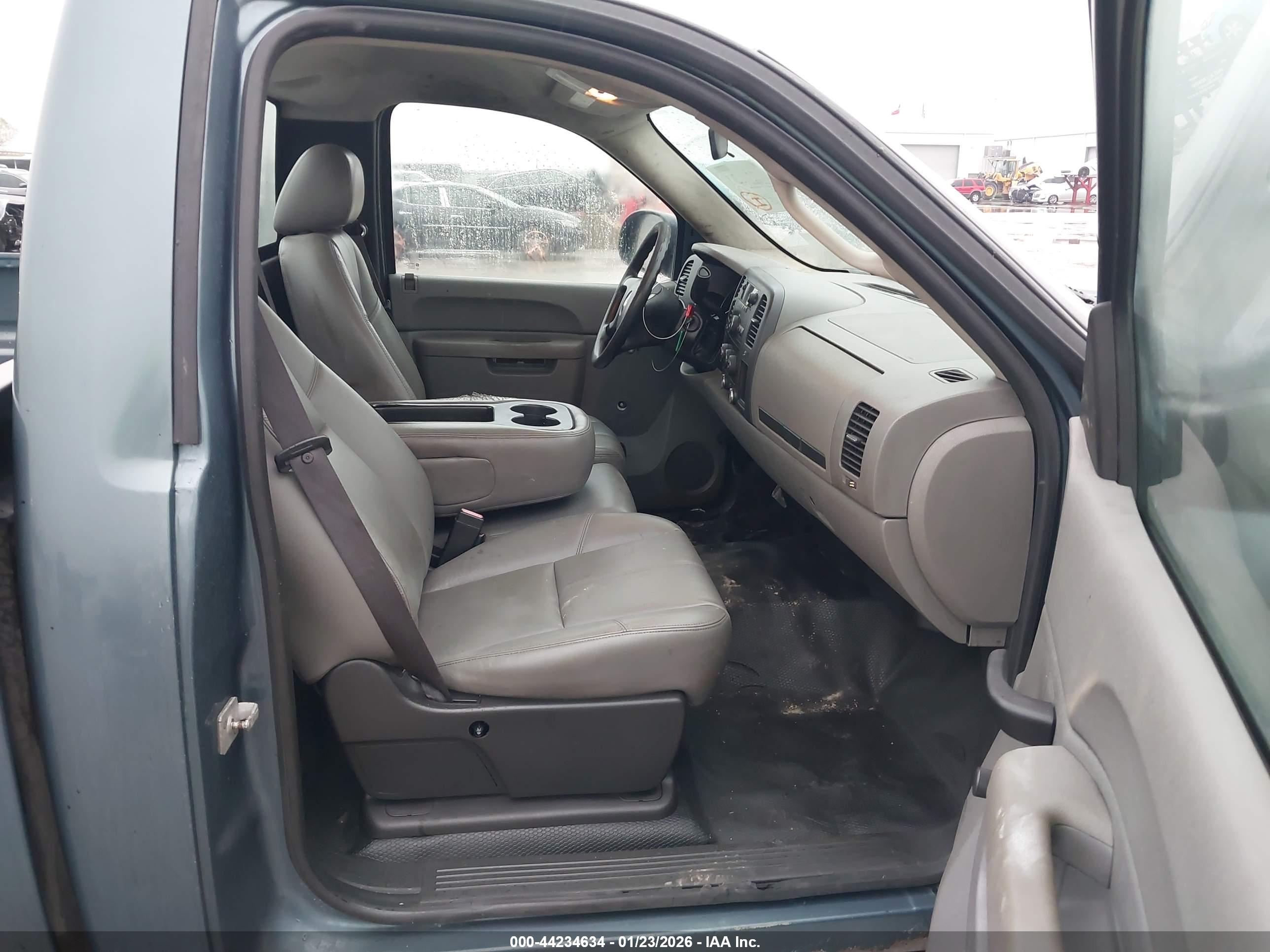 CHEVROLET SILVERADO image 5