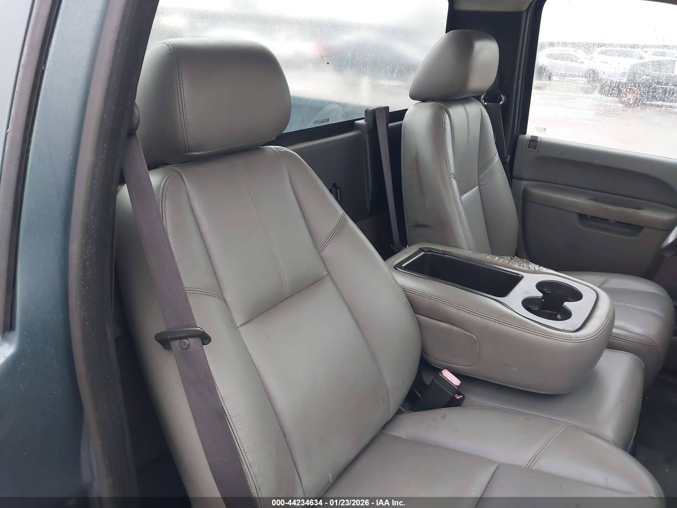 CHEVROLET SILVERADO image 8