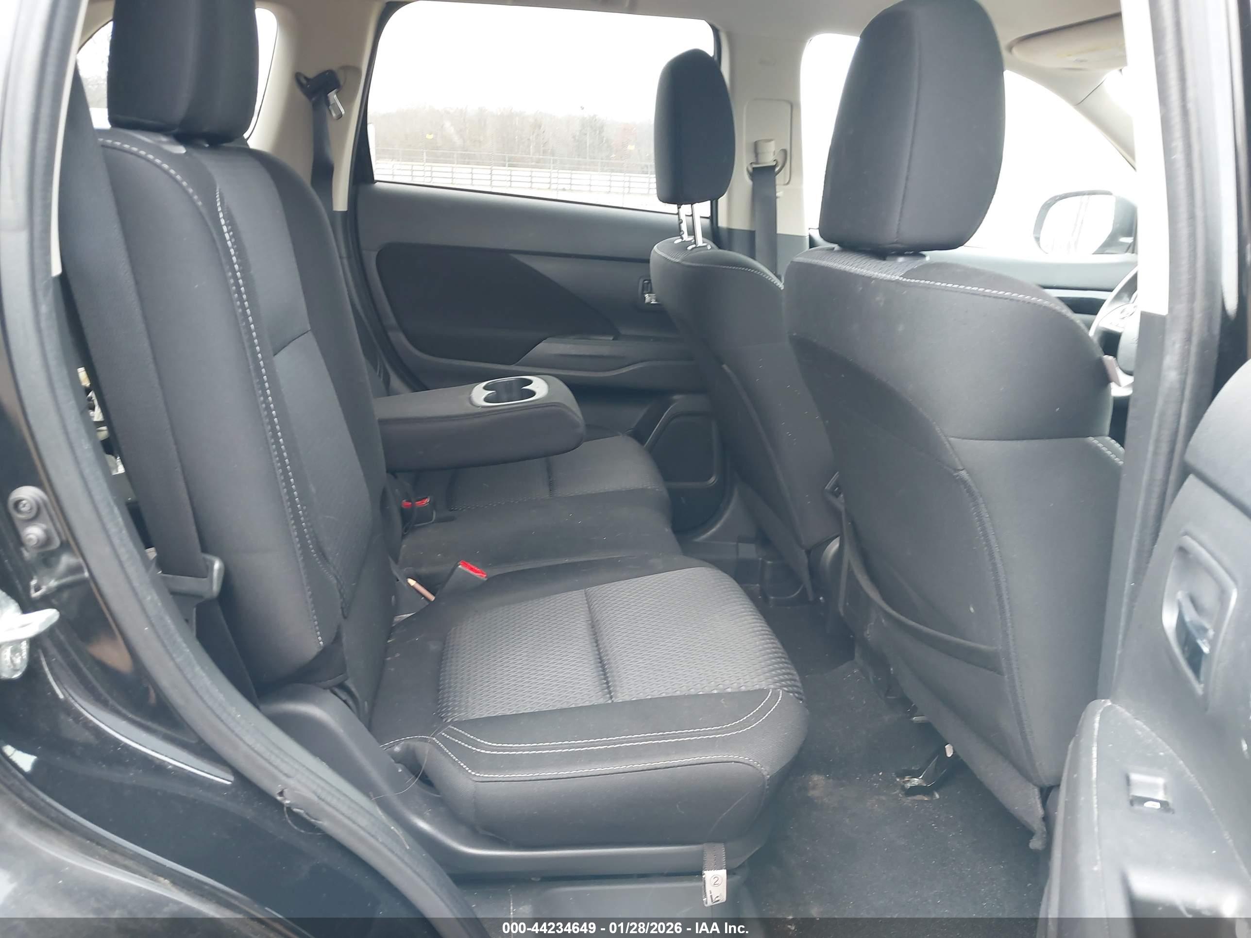 MITSUBISHI OUTLANDER image 8