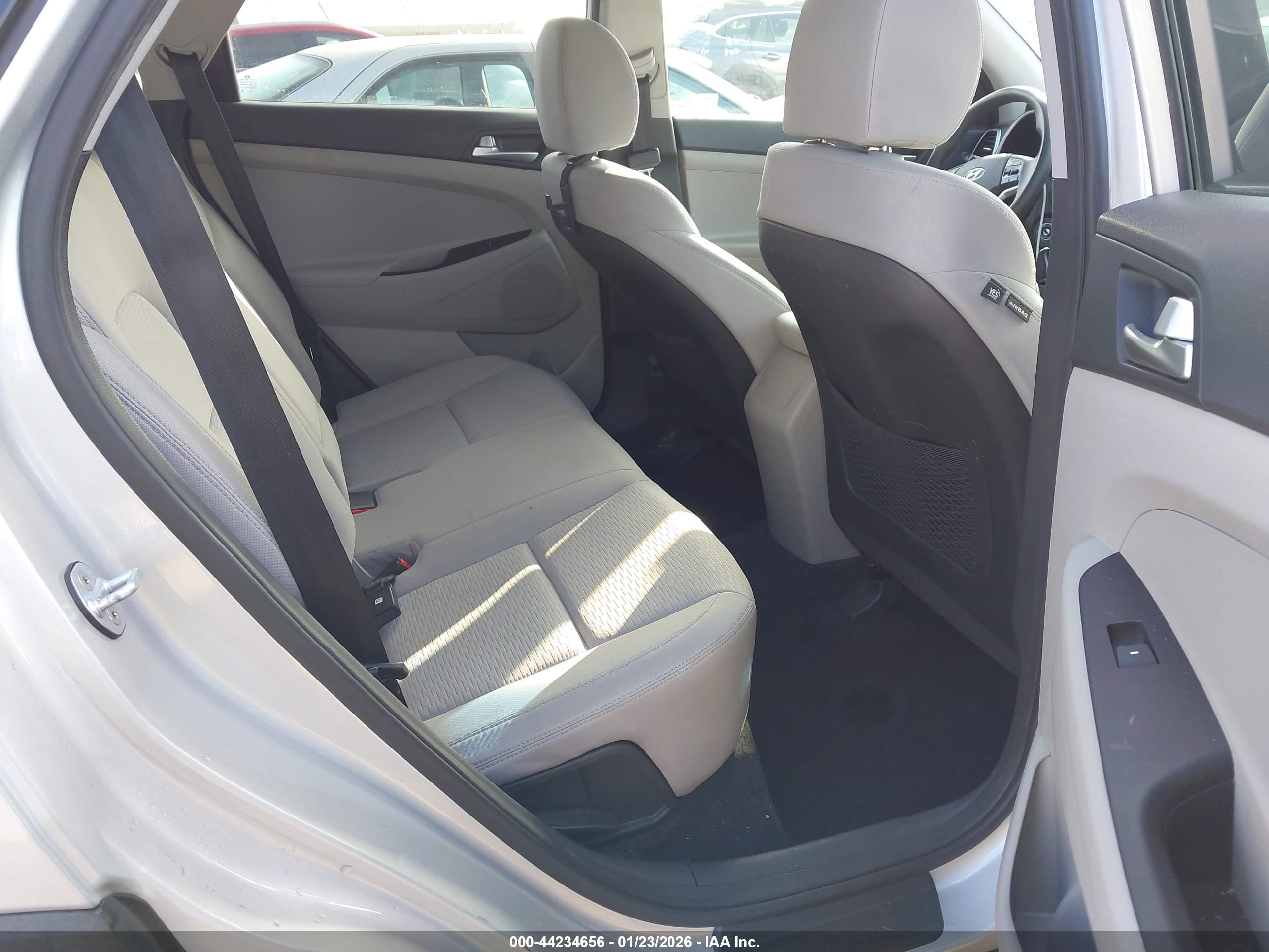 HYUNDAI TUCSON image 8