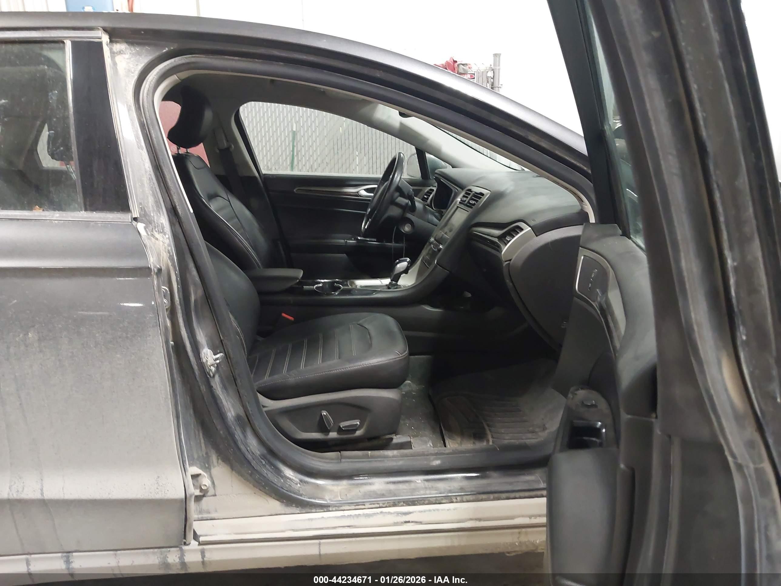 FORD FUSION image 5
